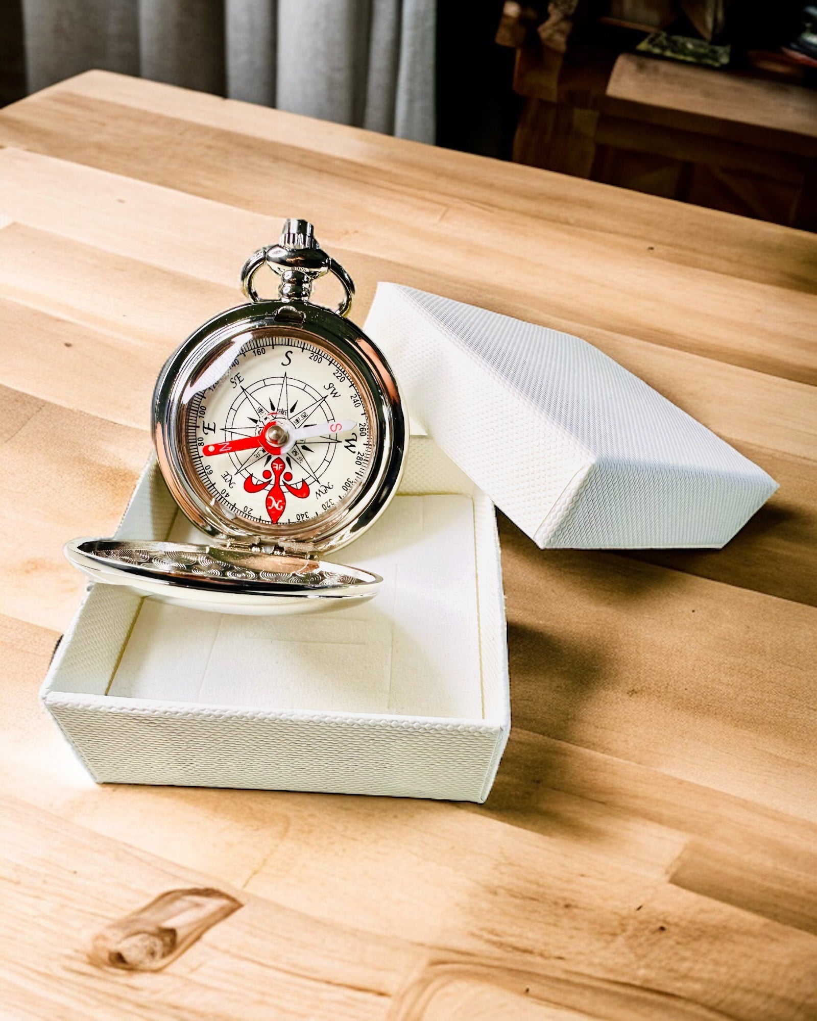Mini Busolă Odkrywca, Portabilă și Elegantă, Ideală pentru Rucsacuri și Activități în Aer Liber