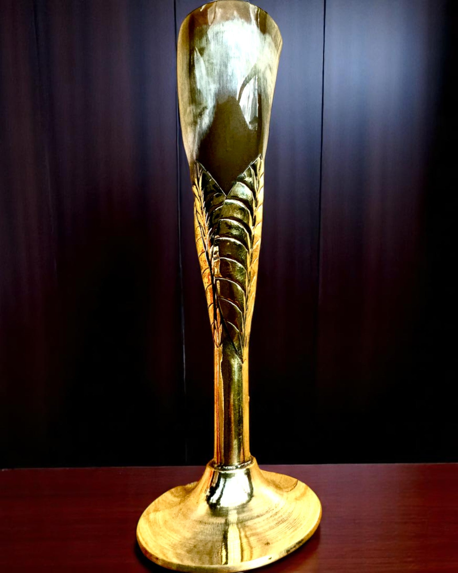 Pahar „Duch Rzemesiei” din corn de bivol și alamă – realizat manual în India, 22 cm, posibilitate de personalizare cu gravură pentru cadou