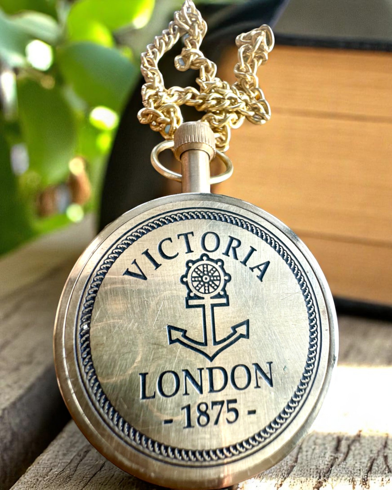 Ceas de buzunar „Victoria Crown” – din alamă, realizat manual în India, 5 cm lățime, mecanism japonez, posibilitate de personalizare cu gravură pentru cadou