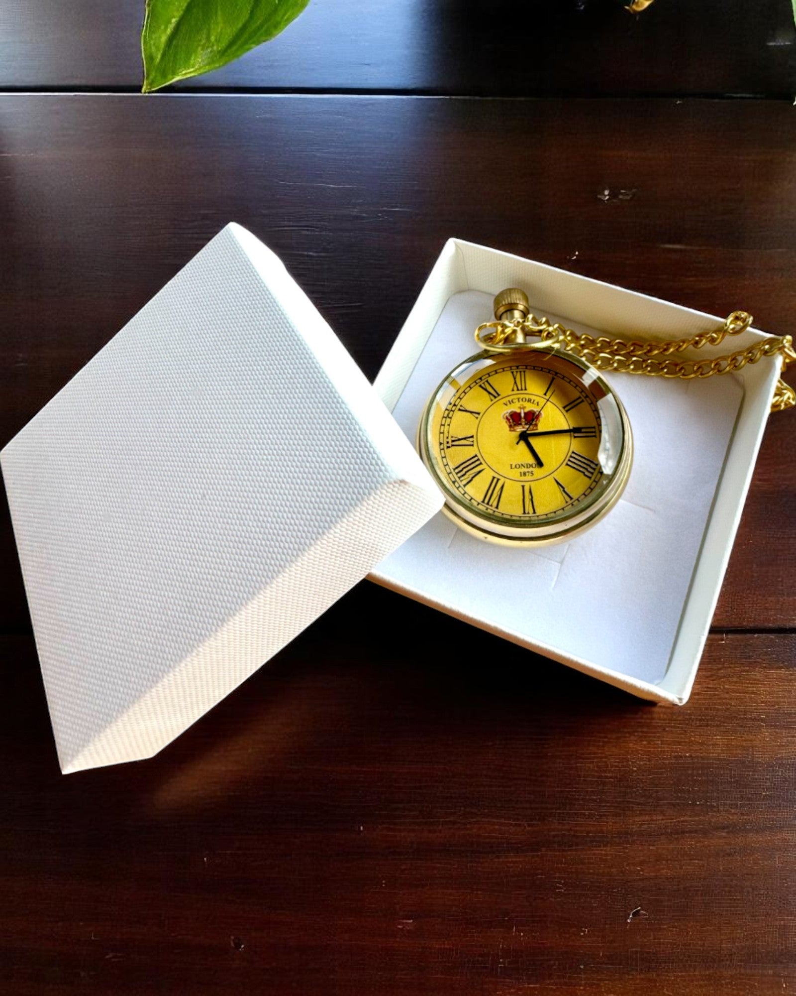 Ceas de buzunar „Victoria Crown” – din alamă, realizat manual în India, 5 cm lățime, mecanism japonez, posibilitate de personalizare cu gravură pentru cadou