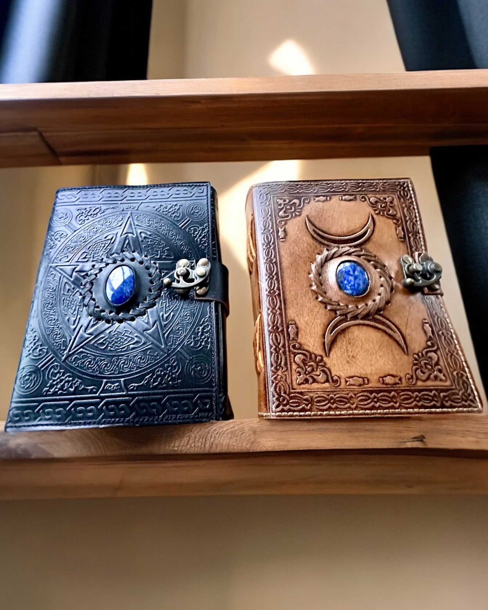 Jurnal Premium, Model Antic, Caiet din Piele „Cronica Magică” 200 de pagini, 2 variante disponibile, personalizare cu gravură