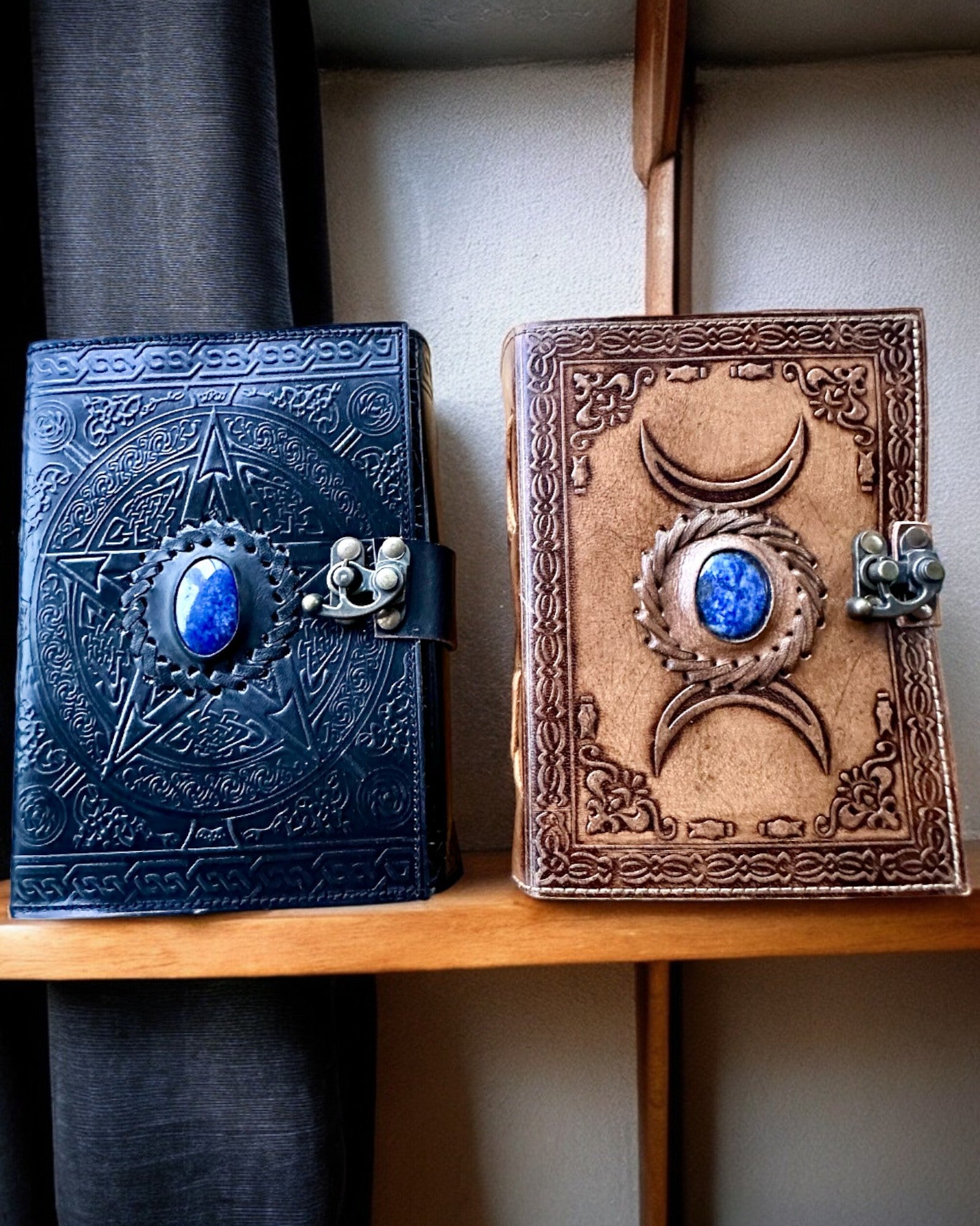 Jurnal Premium, Model Antic, Caiet din Piele „Cronica Magică” 200 de pagini, 2 variante disponibile, personalizare cu gravură