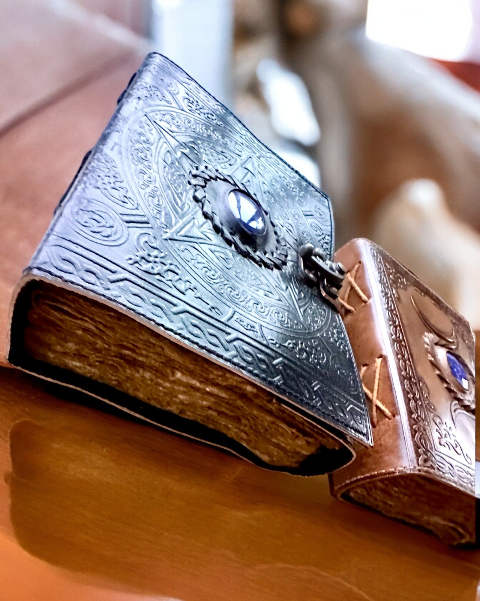 Jurnal Premium, Model Antic, Caiet din Piele „Cronica Magică” 200 de pagini, 2 variante disponibile, personalizare cu gravură