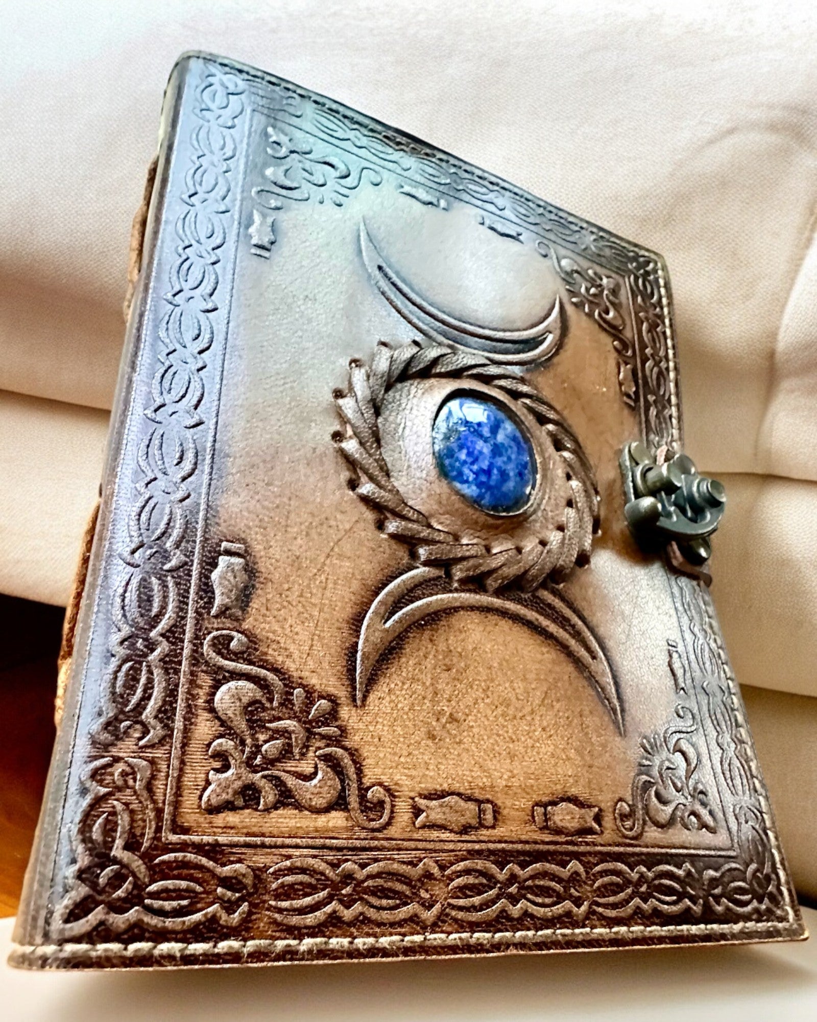 Jurnal Premium, Model Antic, Caiet din Piele „Cronica Magică” 200 de pagini, 2 variante disponibile, personalizare cu gravură