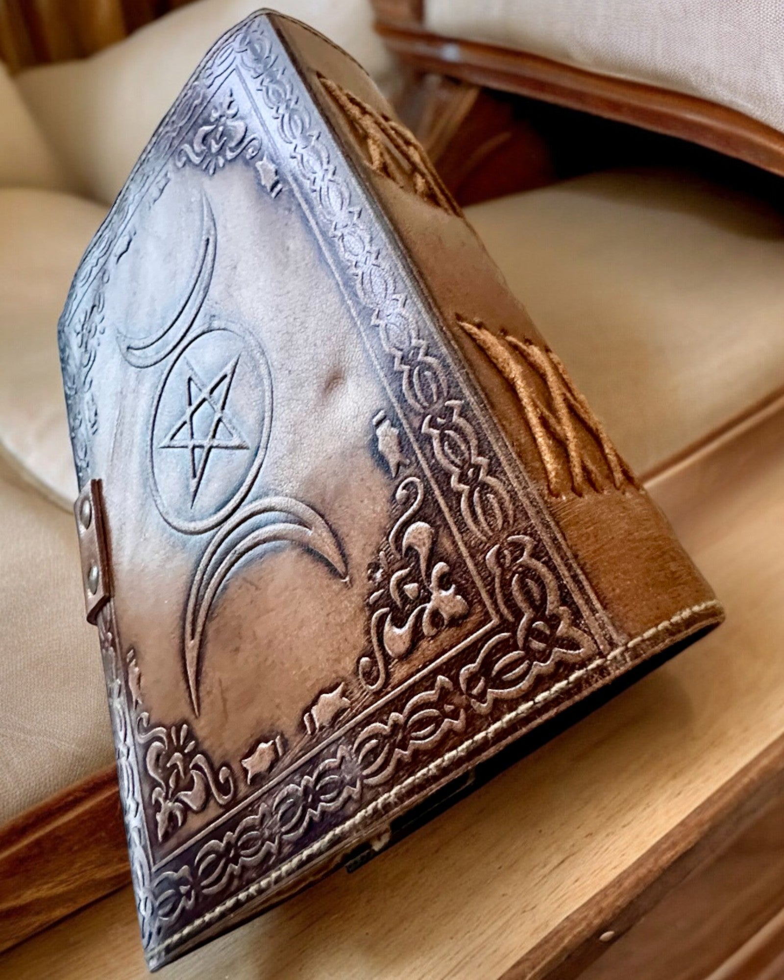 Jurnal Premium, Model Antic, Caiet din Piele „Cronica Magică” 200 de pagini, 2 variante disponibile, personalizare cu gravură