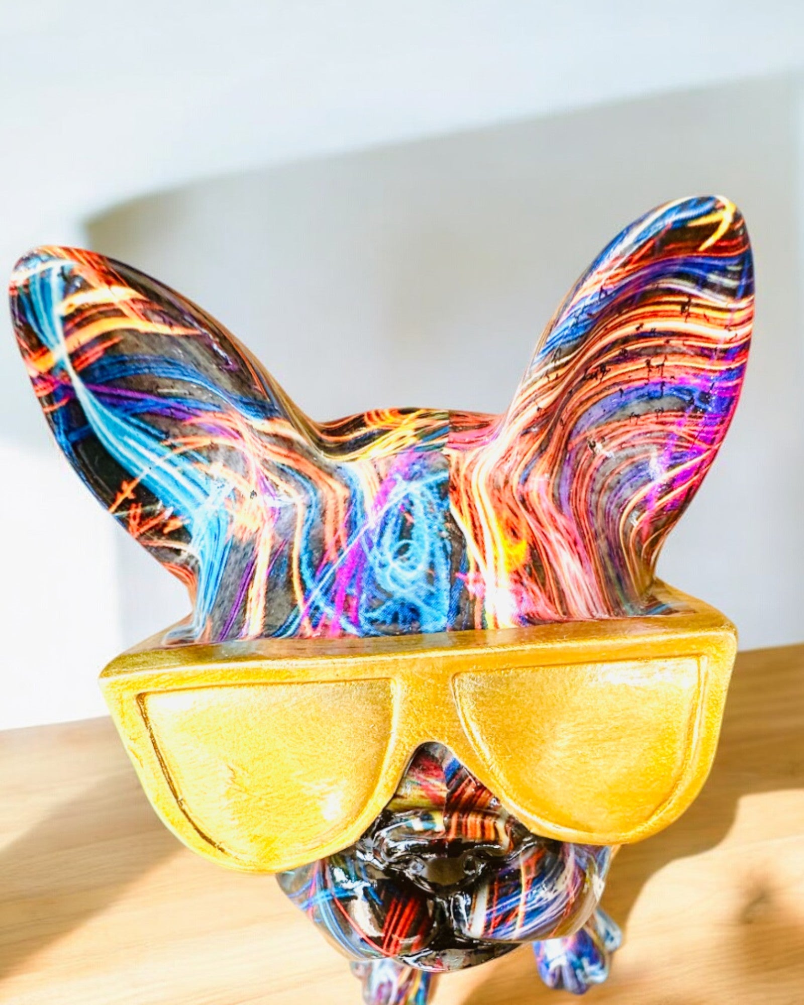 Bulldog Colorat cu Ochelari - Decorațiune Interioară Unică, figurină decorativă pentru cadou, personalizare cu gravură