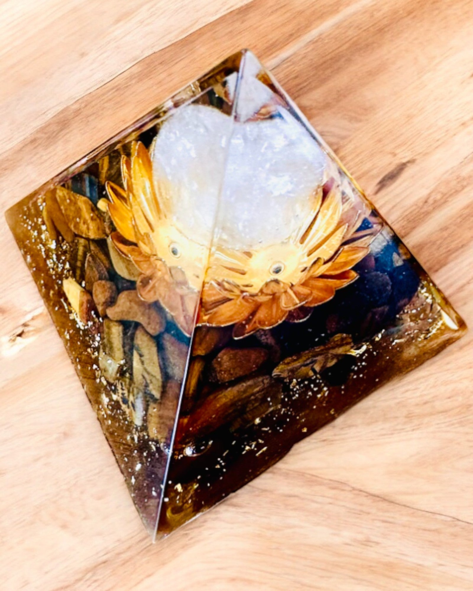 Piramida de Cristal Prosperitate a Fericitei Sfere de Cristal, Piatra Ochiului de Tigru, Lotus de Cupru