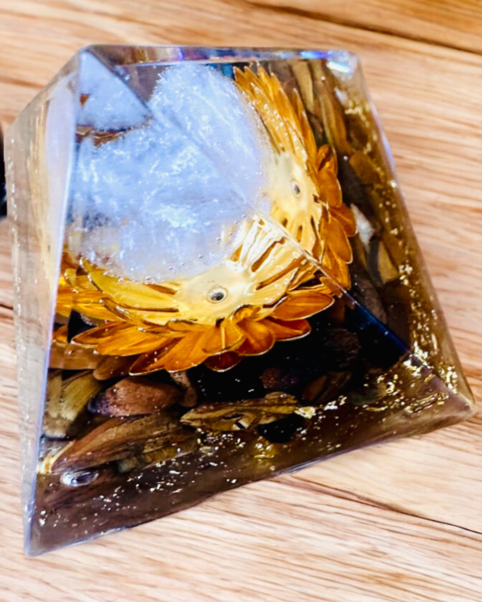 Piramida de Cristal Prosperitate a Fericitei Sfere de Cristal, Piatra Ochiului de Tigru, Lotus de Cupru