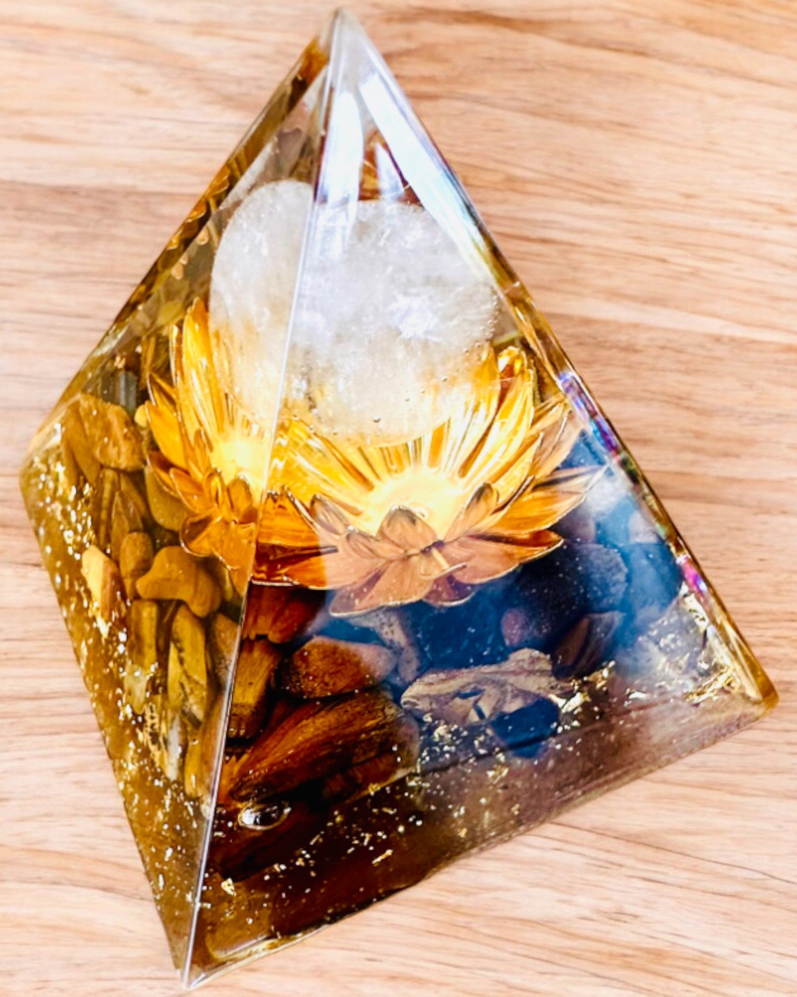 Piramida de Cristal Prosperitate a Fericitei Sfere de Cristal, Piatra Ochiului de Tigru, Lotus de Cupru