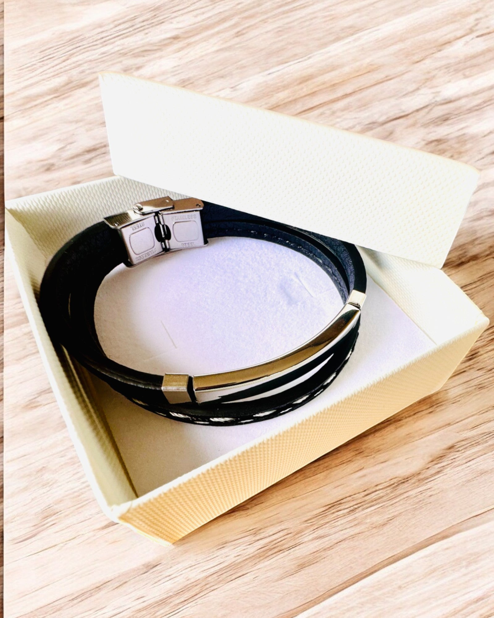 Brățară Sport din Piele PU și Oțel Inoxidabil cu Posibilitate de Gravare – 3 Culori