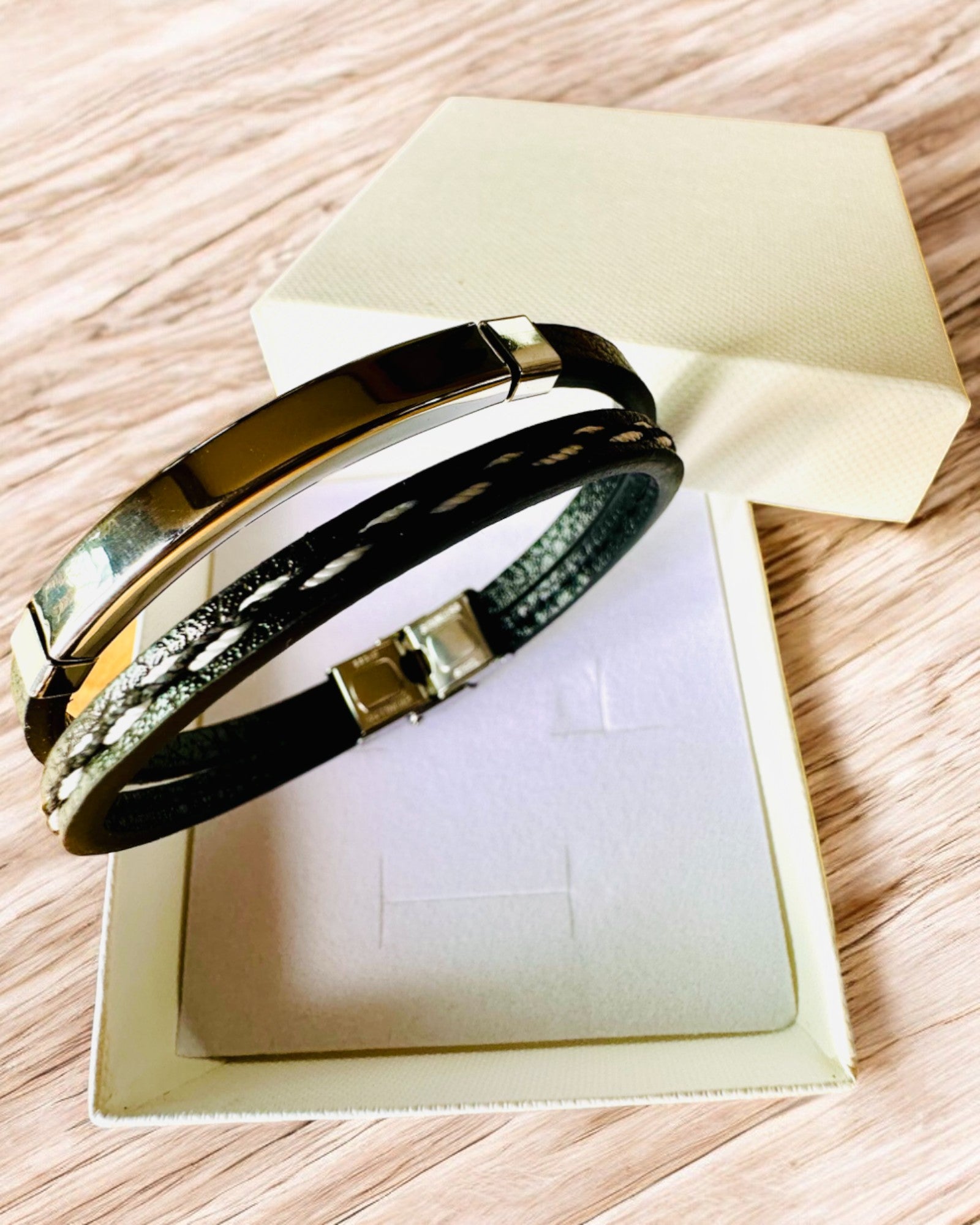 Brățară Sport din Piele PU și Oțel Inoxidabil cu Posibilitate de Gravare – 3 Culori