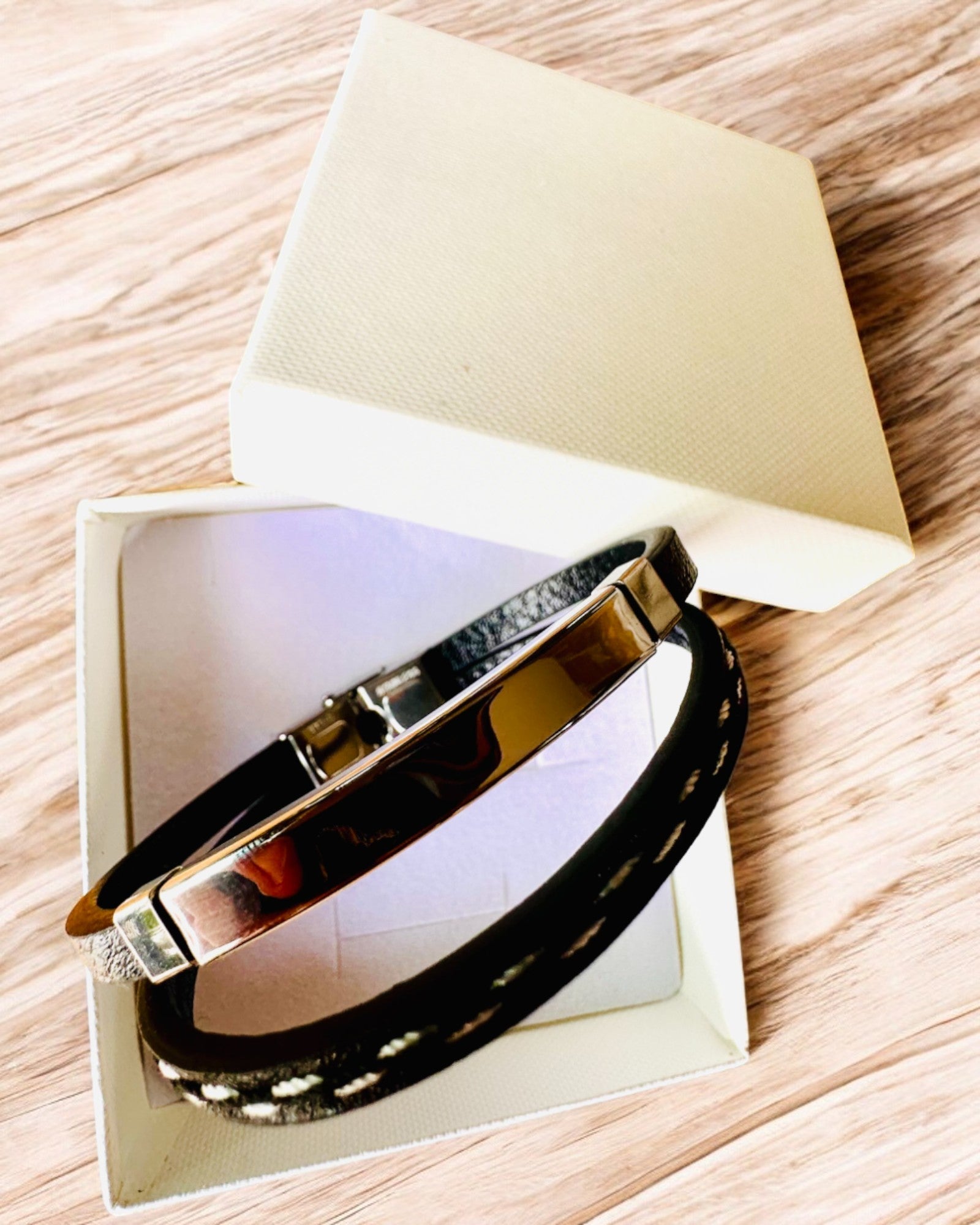 Brățară Sport din Piele PU și Oțel Inoxidabil cu Posibilitate de Gravare – 3 Culori