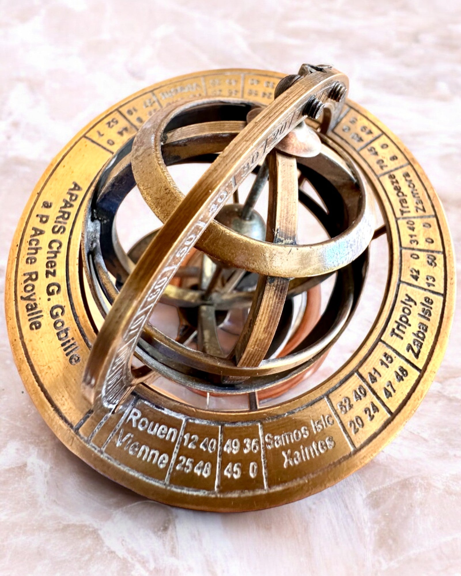 Armilă din alamă „AstroGlobe” de 13 cm înălțime, realizată manual cu opțiune de gravare, decorațiune pentru birou