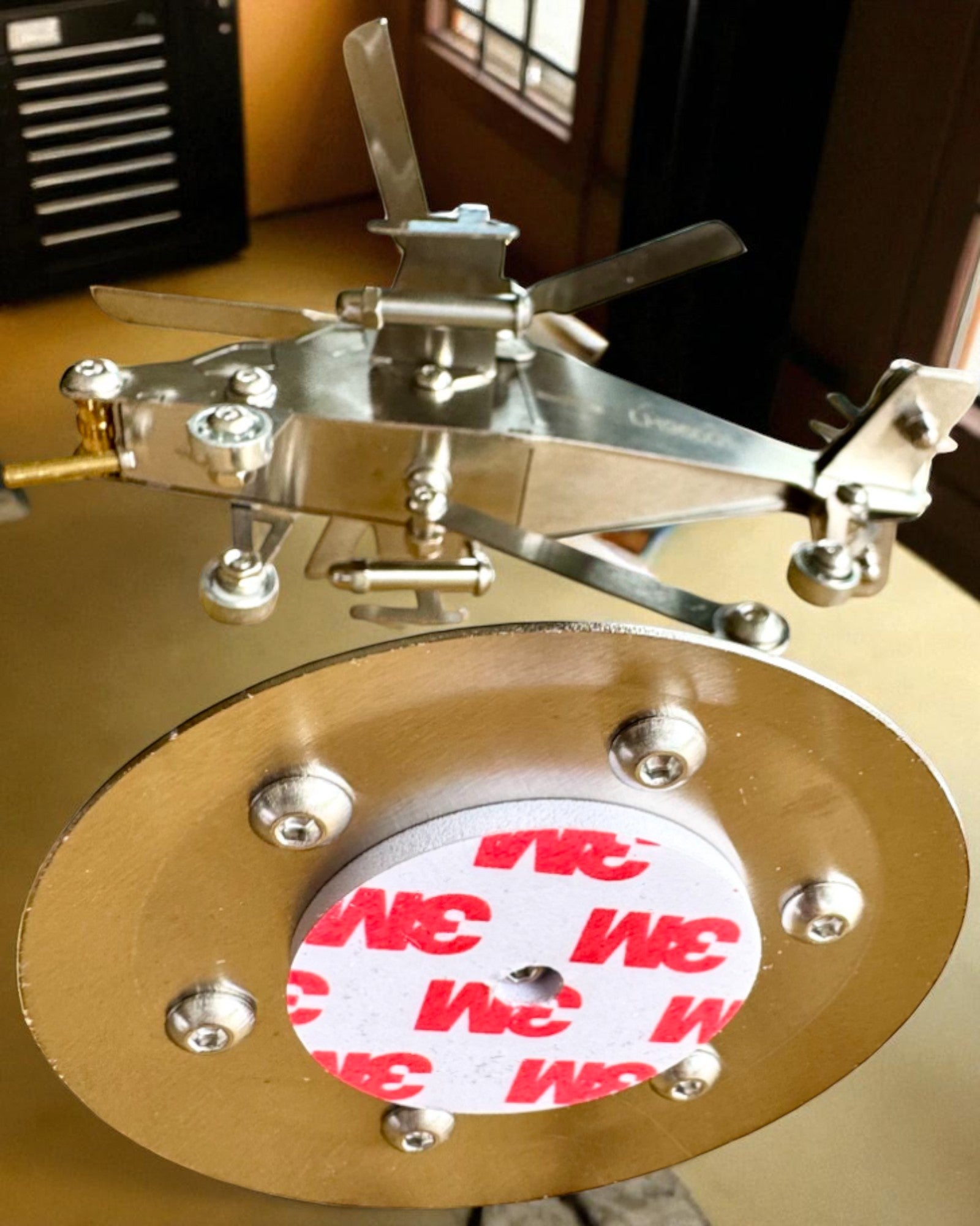 Model Metalic de Elicopter „SkyRider” – Suport Birou Reglabil cu personalizare gravură pentru cadou