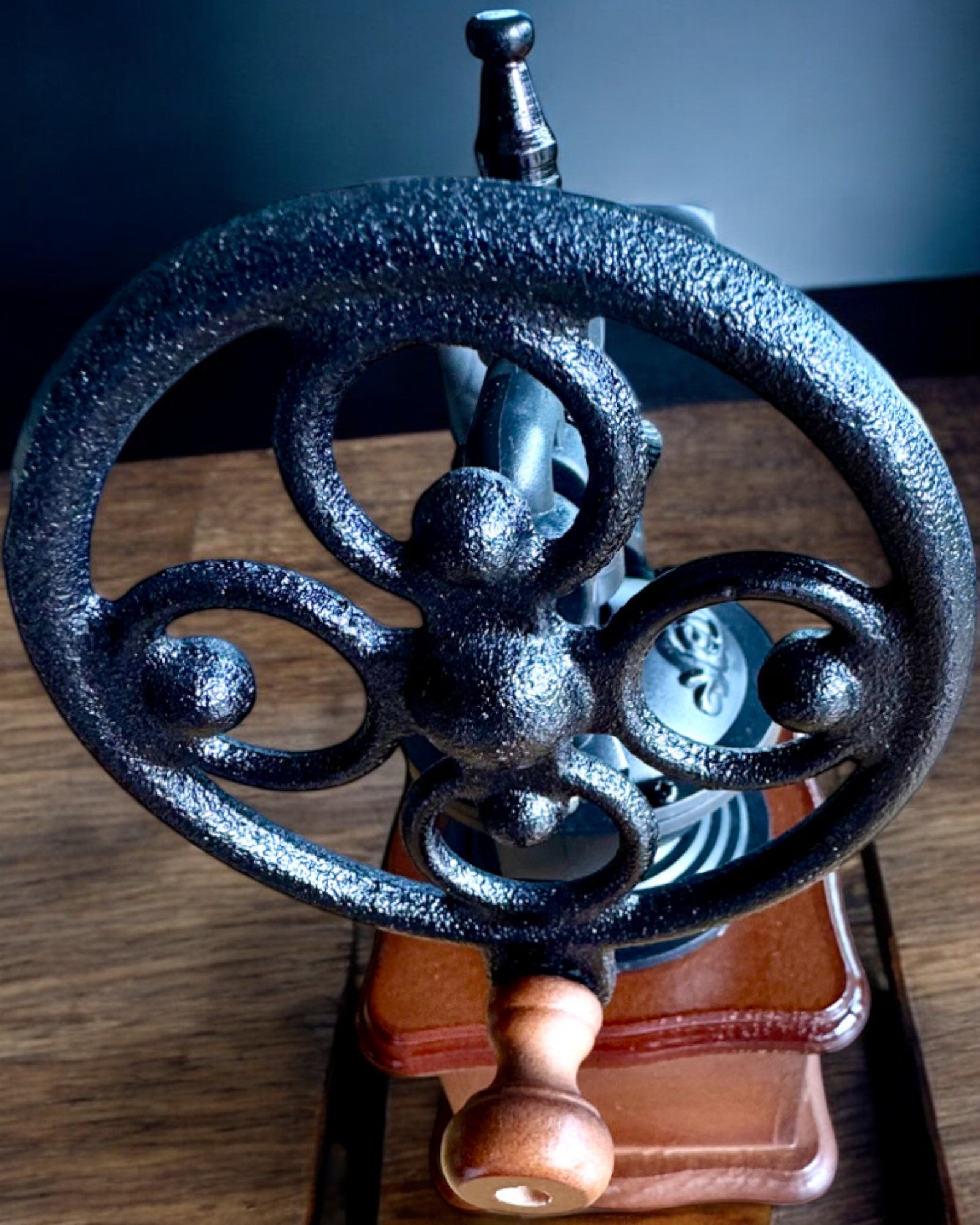 Retro młynek do kawy „Vintage Café” 27 cm wysokości, z możliwością personalizacji grawerem na prezent