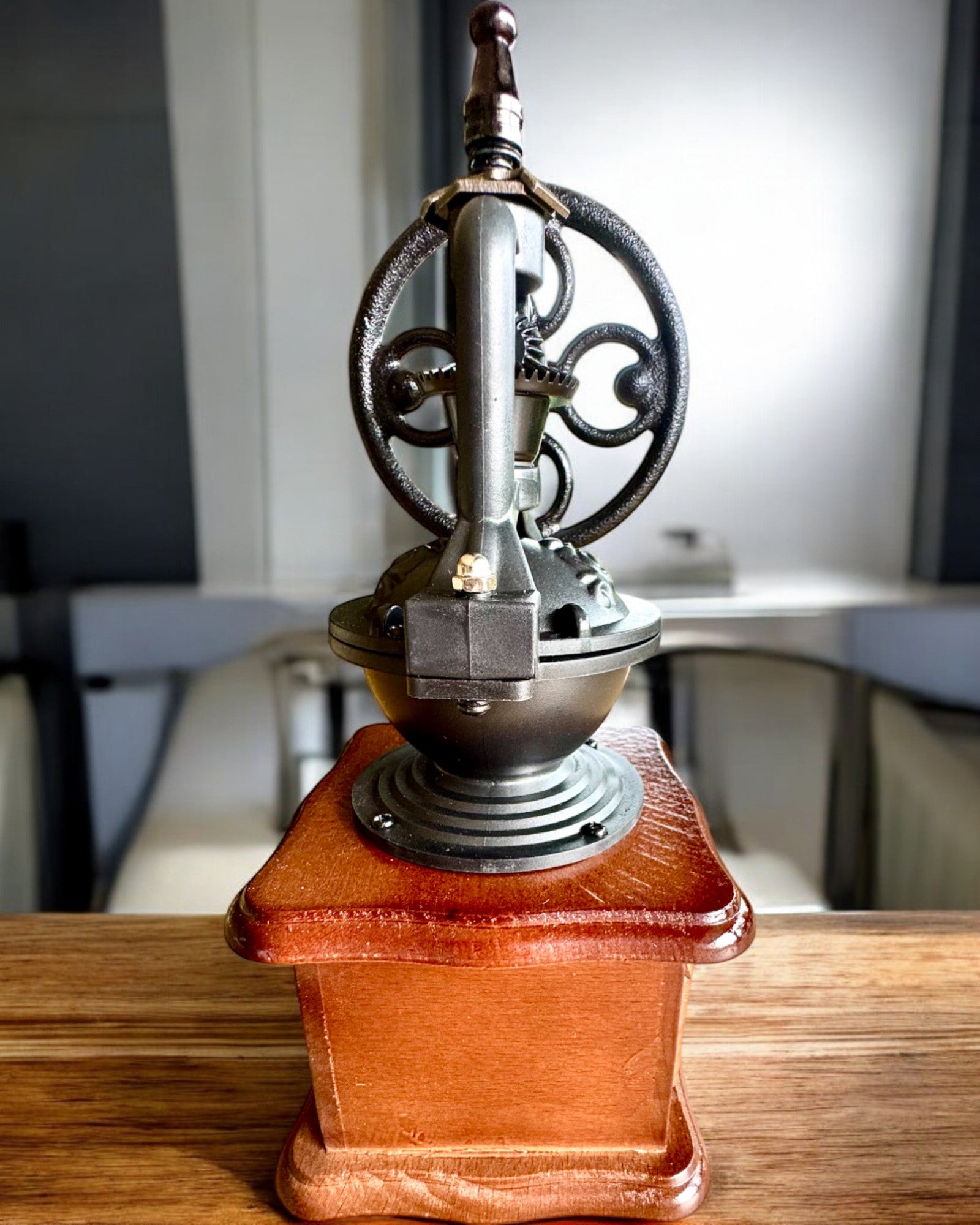 Retro młynek do kawy „Vintage Café” 27 cm wysokości, z możliwością personalizacji grawerem na prezent