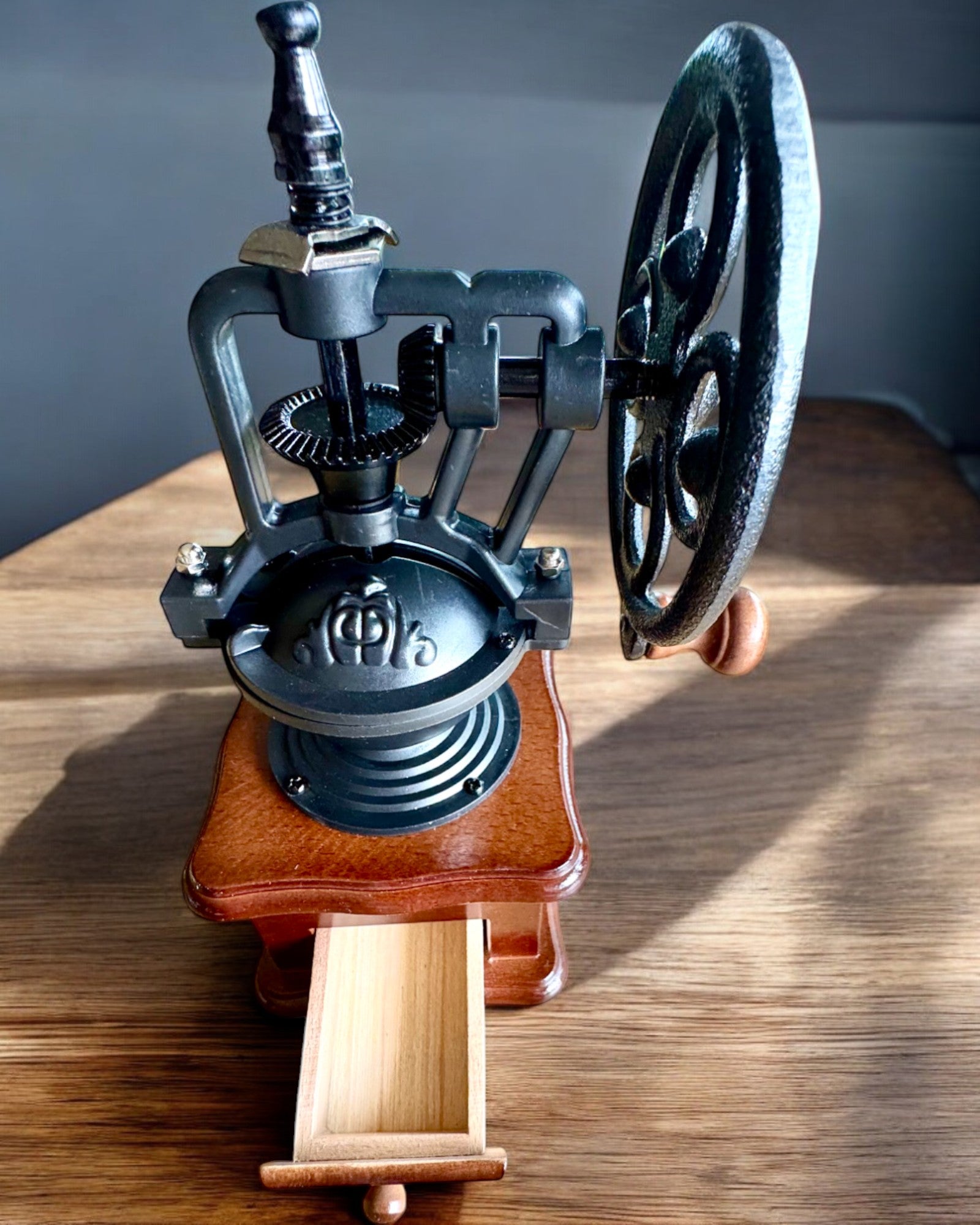 Râșniță de cafea retro „Vintage Café” 27 cm înălțime, cu posibilitatea personalizării prin gravură pentru cadou