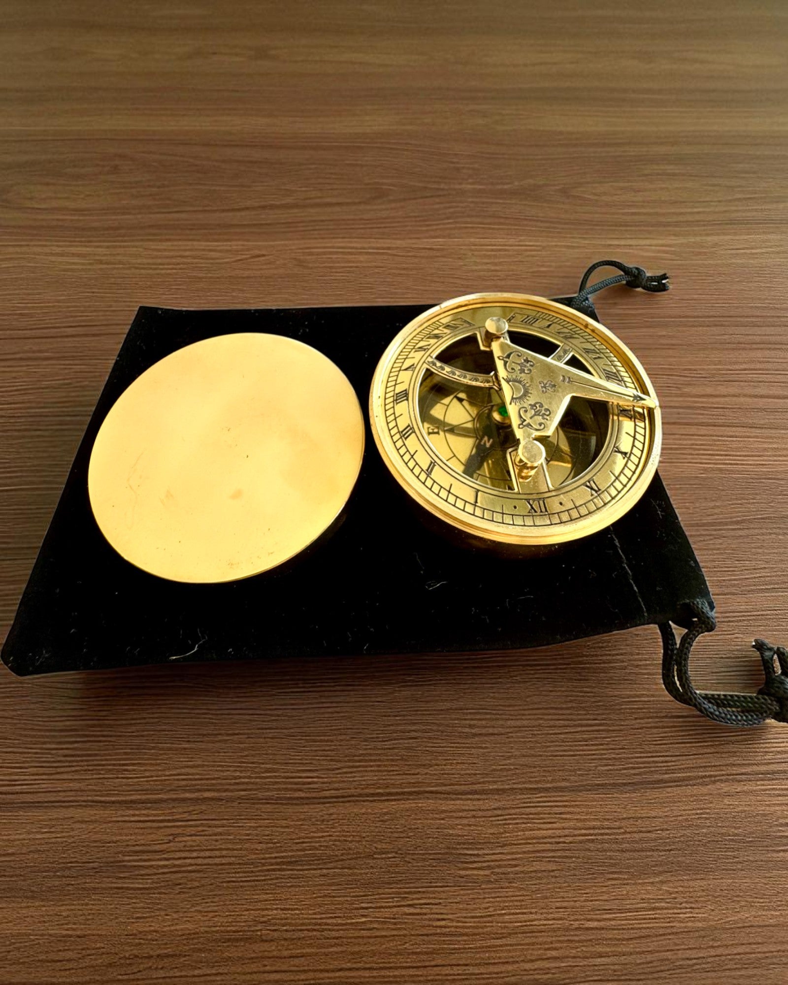 Busolă solară Voyager 7cm – ceas solar din alamă cu busolă, personalizare cu gravură pentru cadou