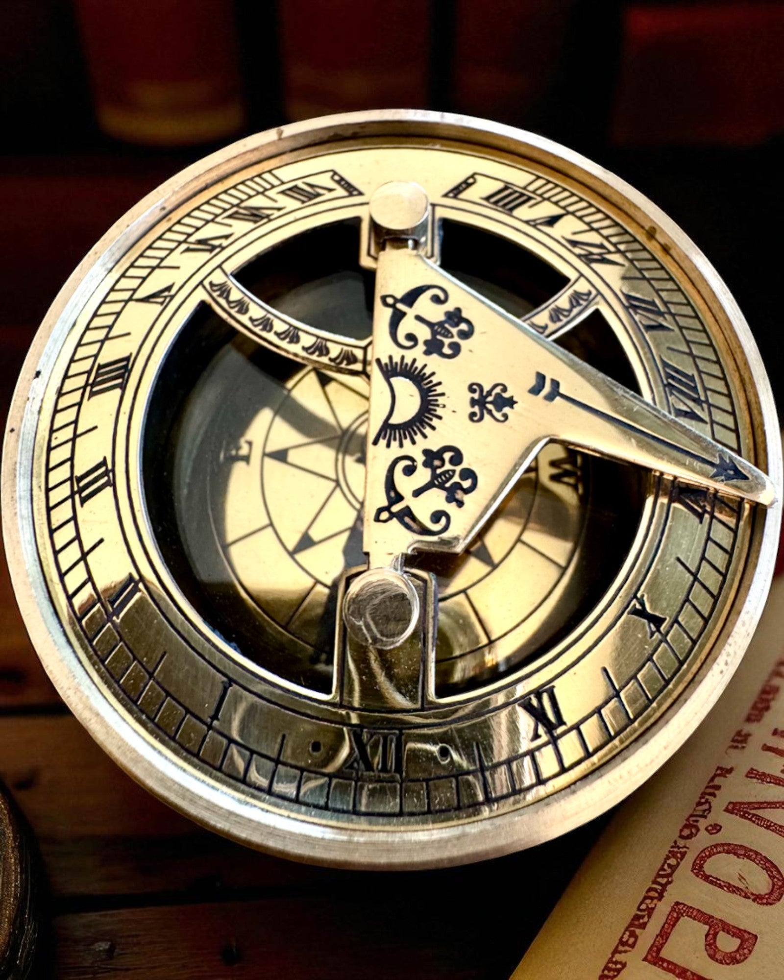 Busolă solară Voyager 7cm – ceas solar din alamă cu busolă, personalizare cu gravură pentru cadou