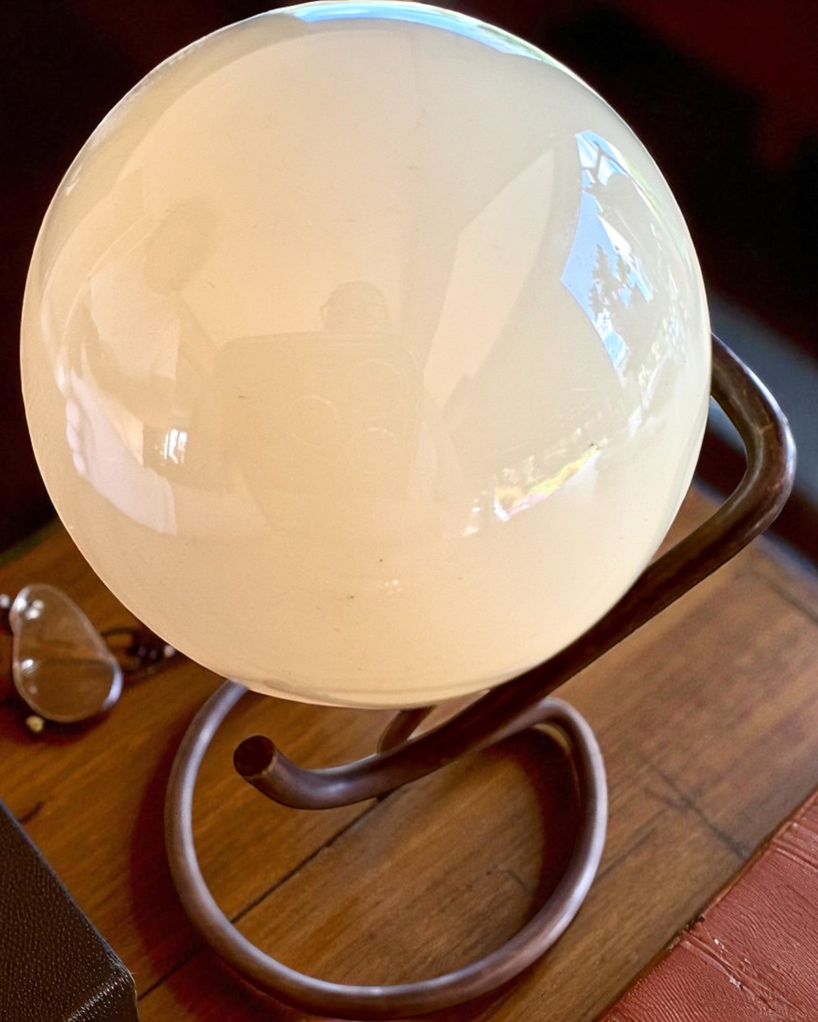 Bilă de biliard pe suport din alamă, posibilitate de personalizare cu gravură pentru cadou