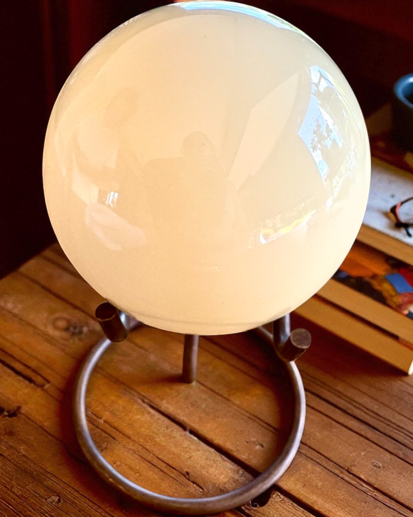 Bilă de biliard pe suport din alamă, posibilitate de personalizare cu gravură pentru cadou