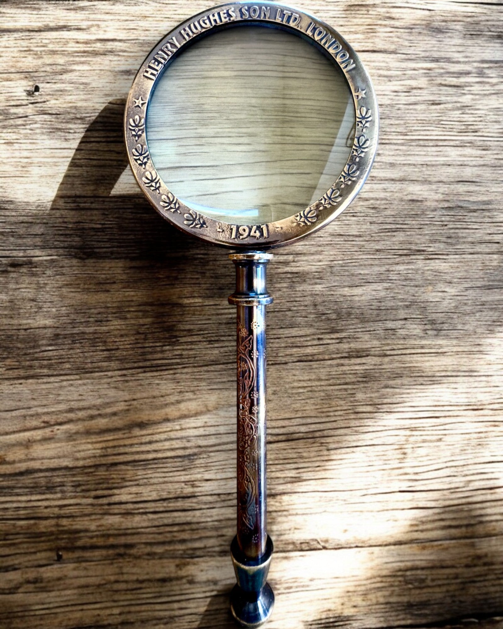 Lupă din alamă Navigator 1941 cu toc din piele – lucrată manual, premium, posibilitate de personalizare ca și cadou