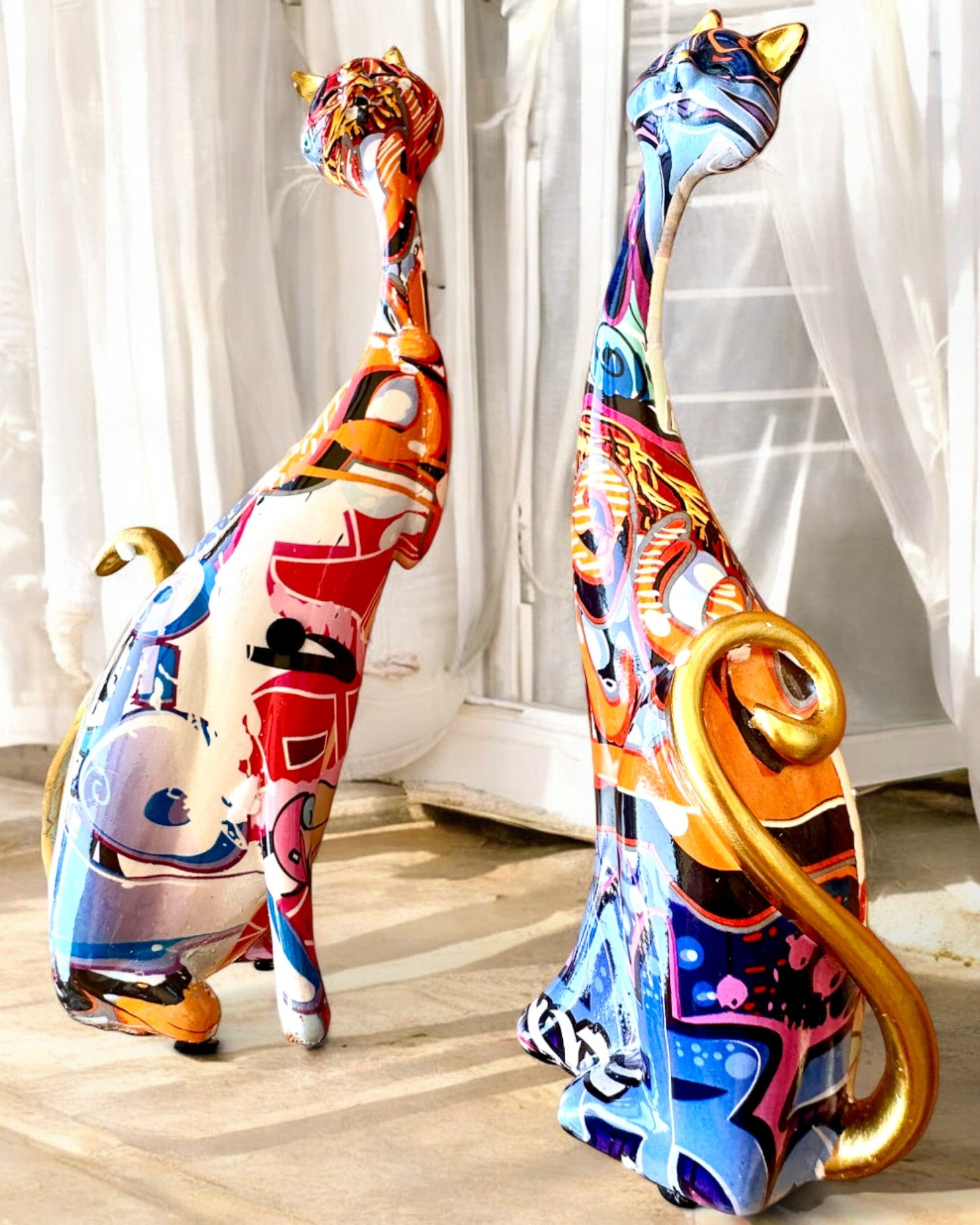 Figurine Pisici Abstracte „ArtCats”, Pictate Manual, Rășină – 25 cm, 2 buc.