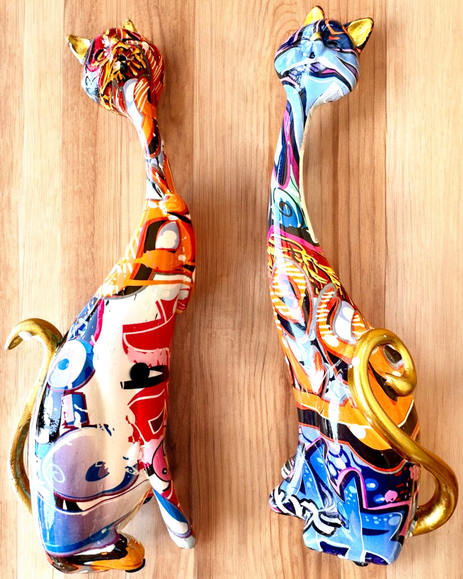 Figurine Pisici Abstracte „ArtCats”, Pictate Manual, Rășină – 25 cm, 2 buc.