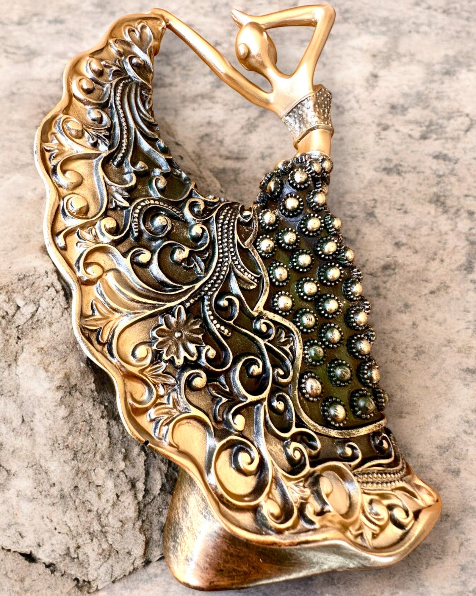 Sculptură elegantă „Dansatoarea Strălucirii de Aur”, 29 cm înălțime, cu posibilitate de gravare pentru cadou