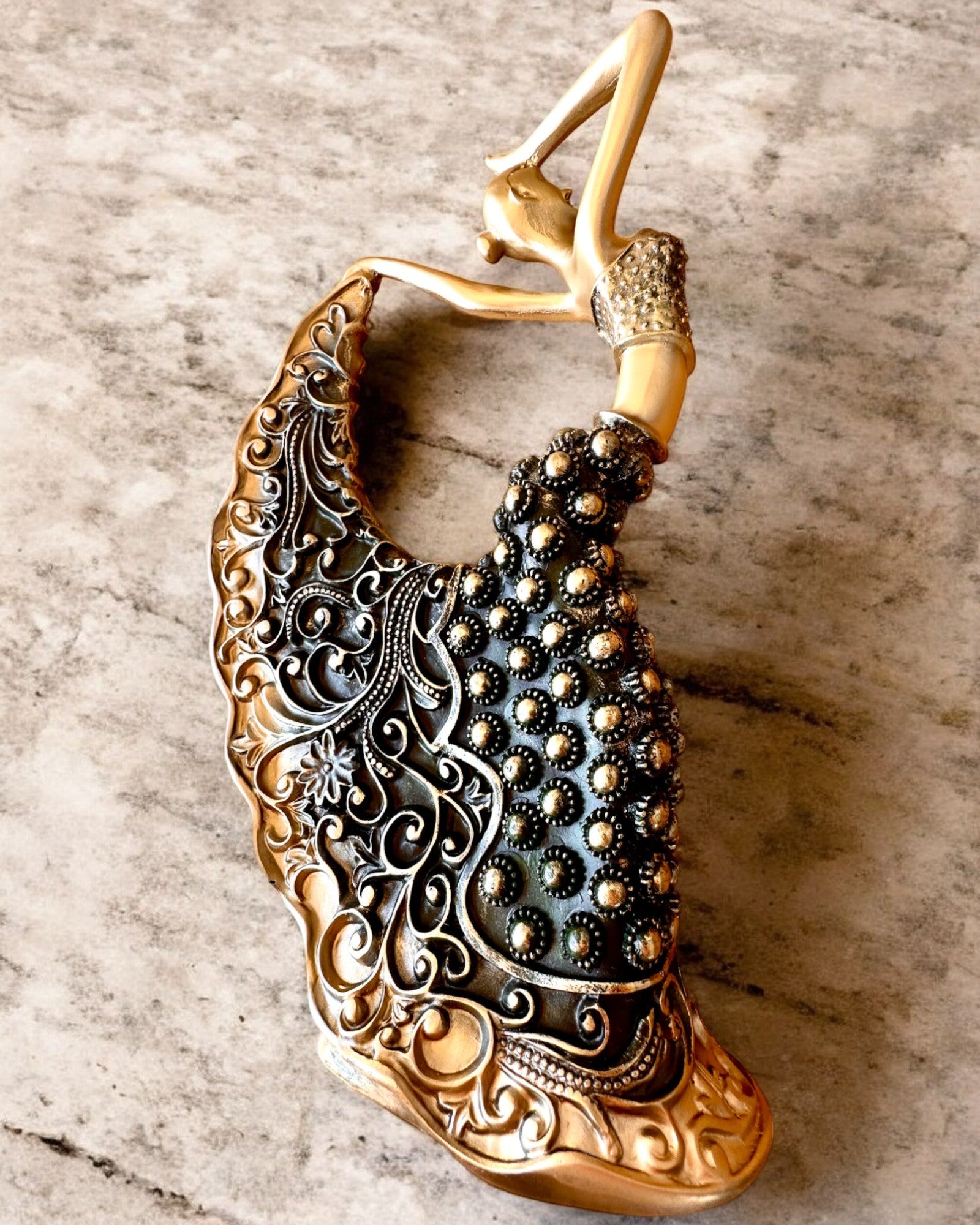 Sculptură elegantă „Dansatoarea Strălucirii de Aur”, 29 cm înălțime, cu posibilitate de gravare pentru cadou