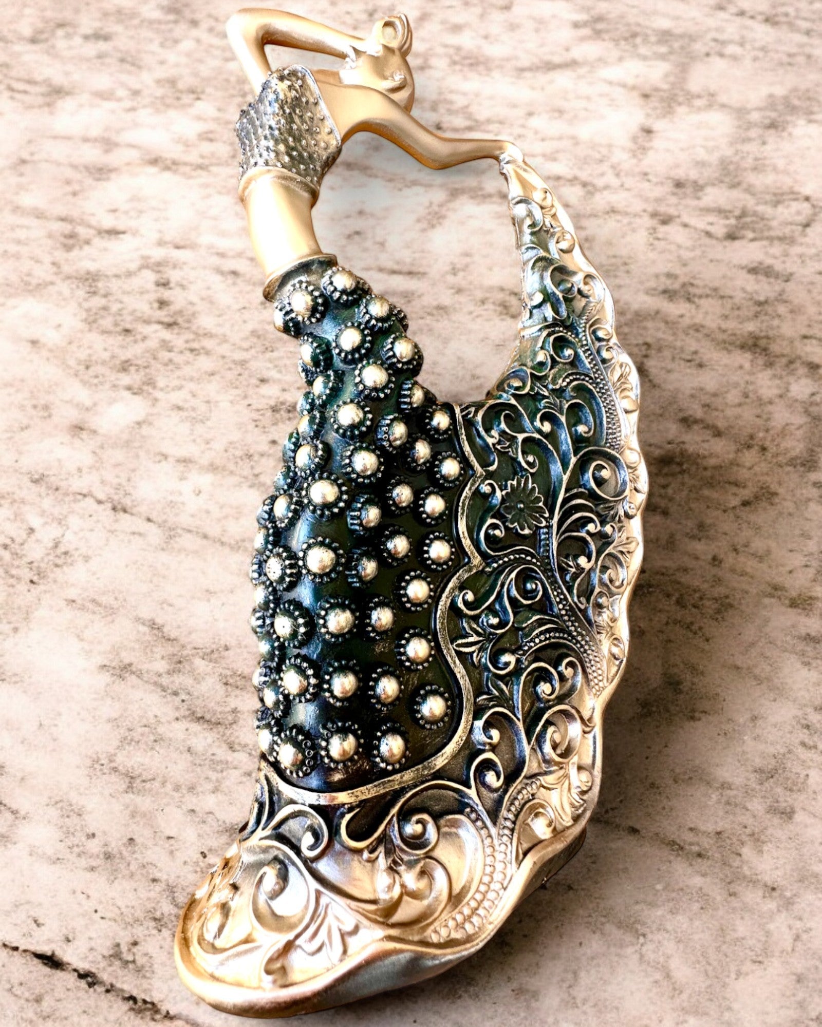 Sculptură elegantă „Dansatoarea Strălucirii de Aur”, 29 cm înălțime, cu posibilitate de gravare pentru cadou