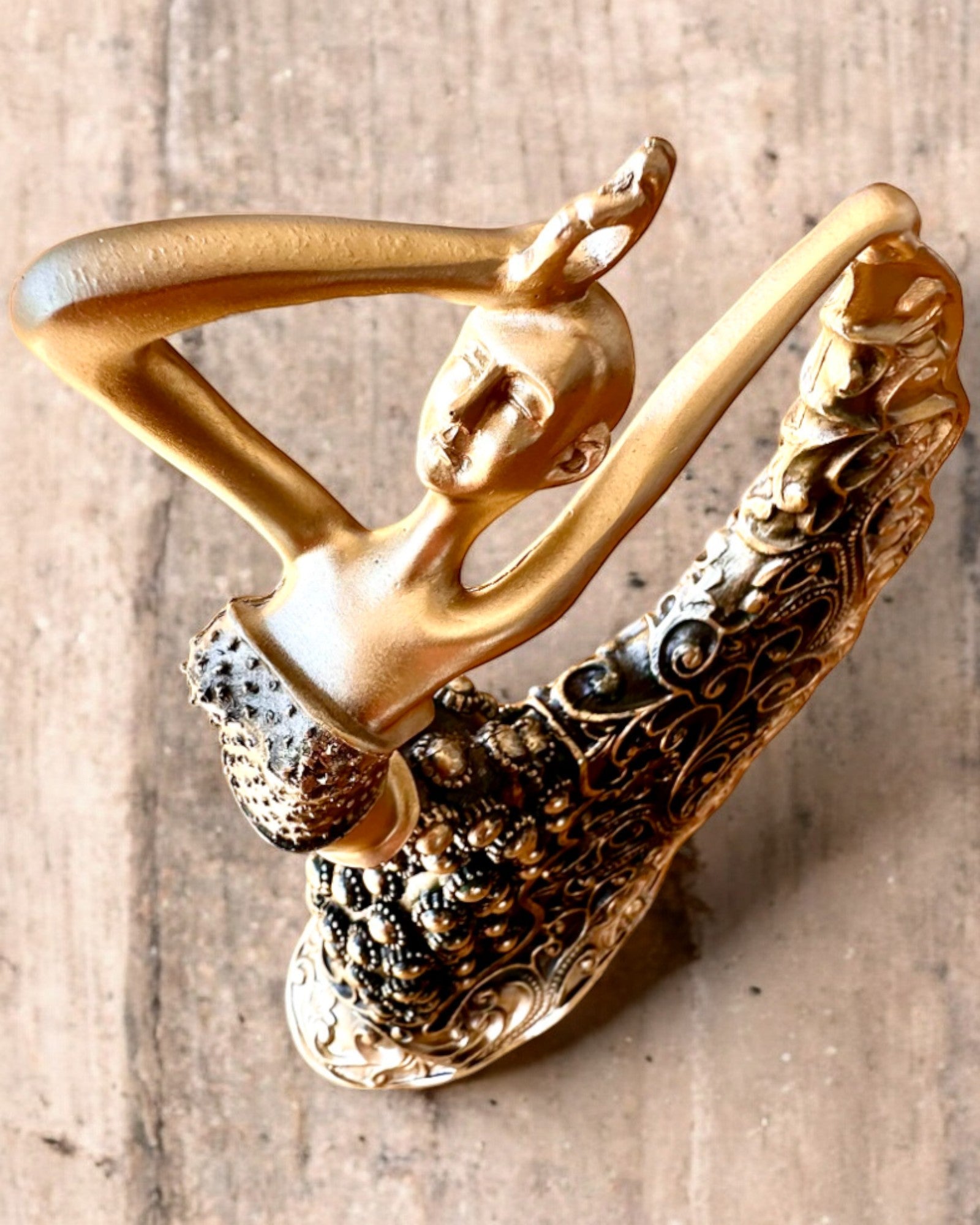 Sculptură elegantă „Dansatoarea Strălucirii de Aur”, 29 cm înălțime, cu posibilitate de gravare pentru cadou