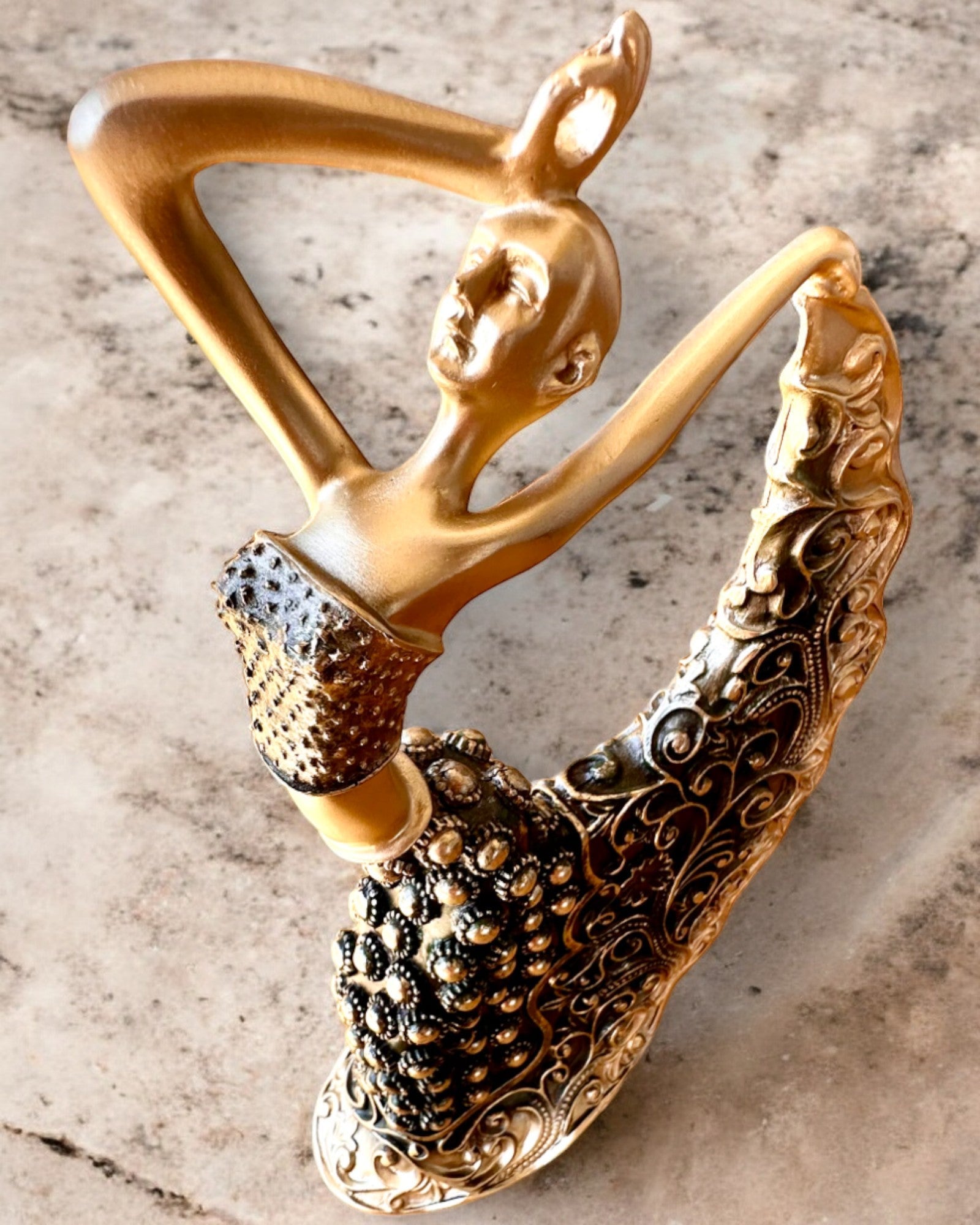 Sculptură elegantă „Dansatoarea Strălucirii de Aur”, 29 cm înălțime, cu posibilitate de gravare pentru cadou