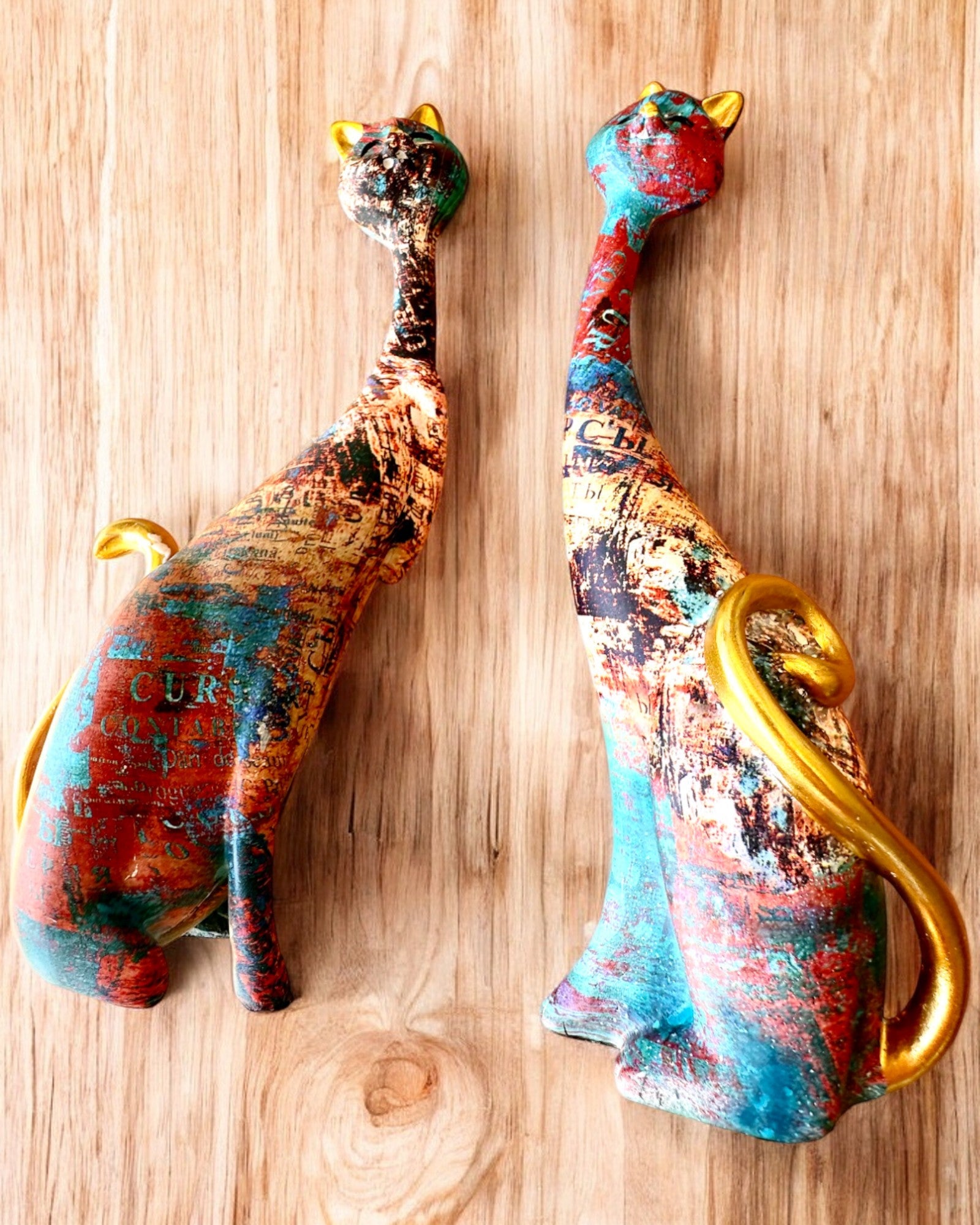 Figurine Pisici Abstracte „ArtCats”, Pictate Manual, Rășină – 25 cm, 2 buc.