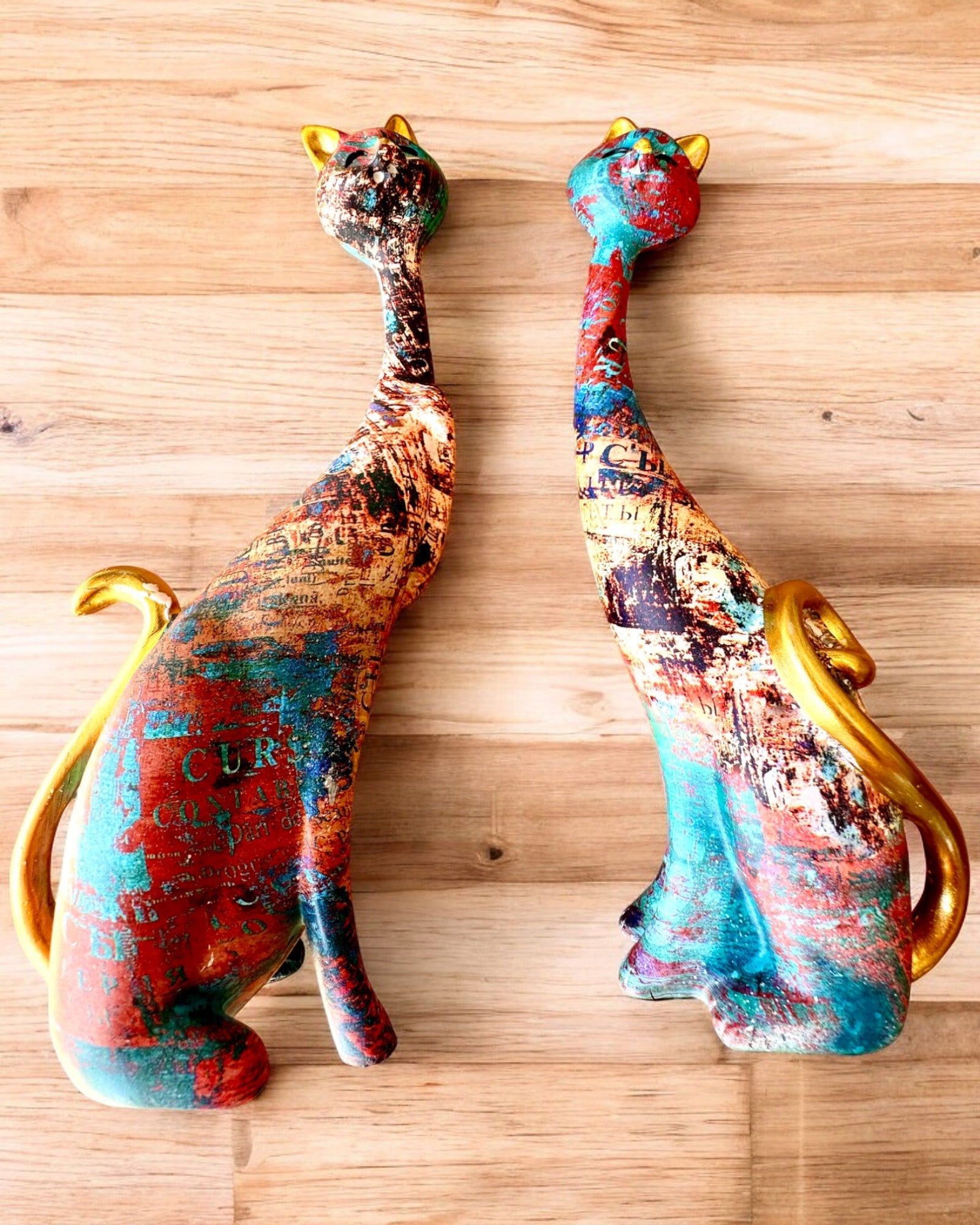 Figurine Pisici Abstracte „ArtCats”, Pictate Manual, Rășină – 25 cm, 2 buc.