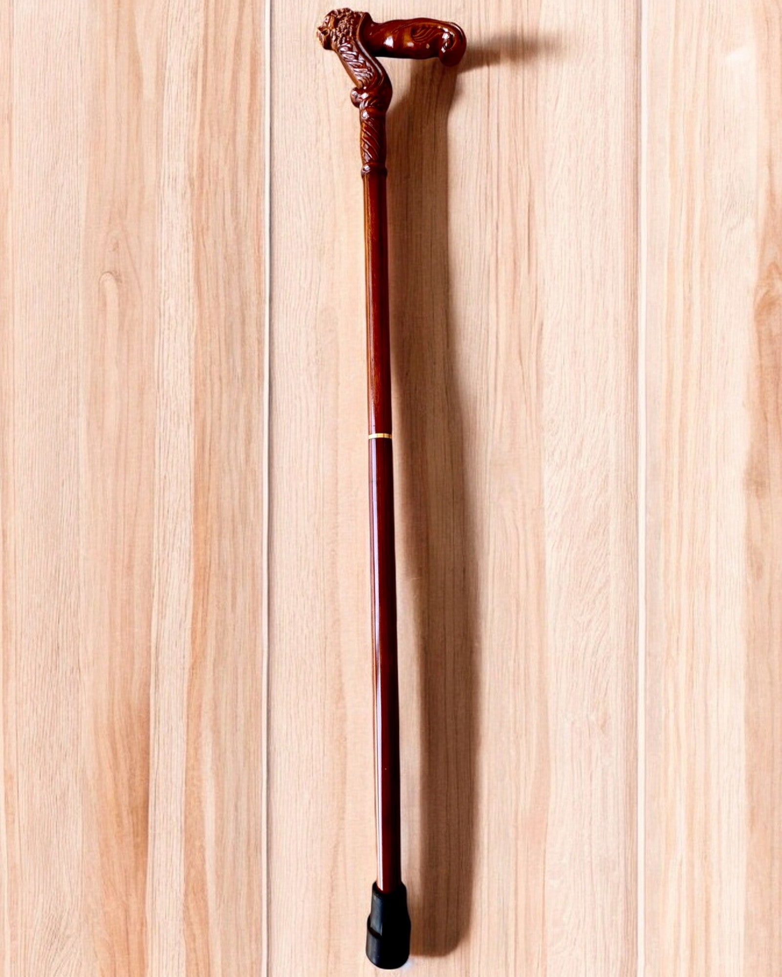 Baston de plimbare 'Laska "Regele Junglei", din lemn, posibilitate de personalizare cu gravură