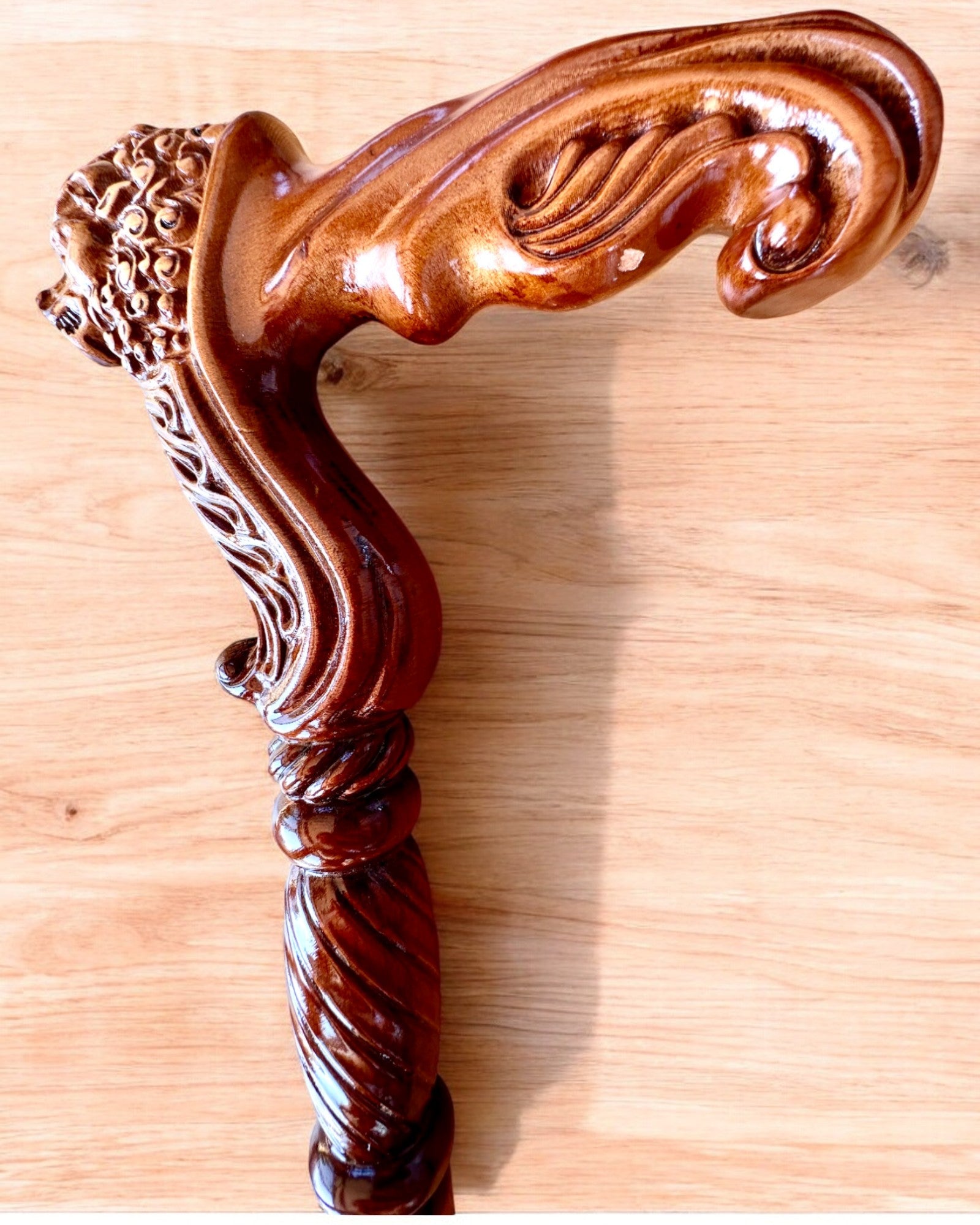 Baston de plimbare 'Laska "Regele Junglei", din lemn, posibilitate de personalizare cu gravură