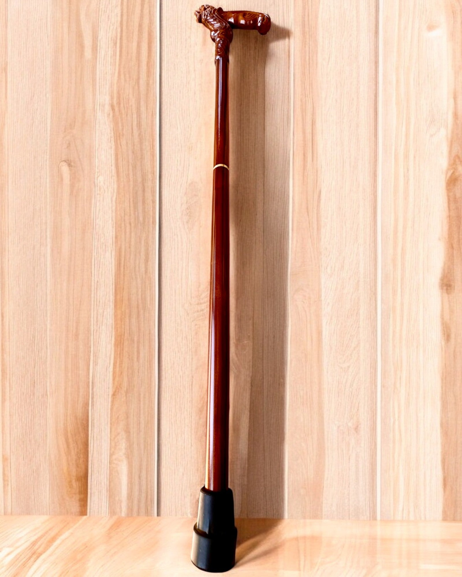 Baston de plimbare 'Laska "Regele Junglei", din lemn, posibilitate de personalizare cu gravură