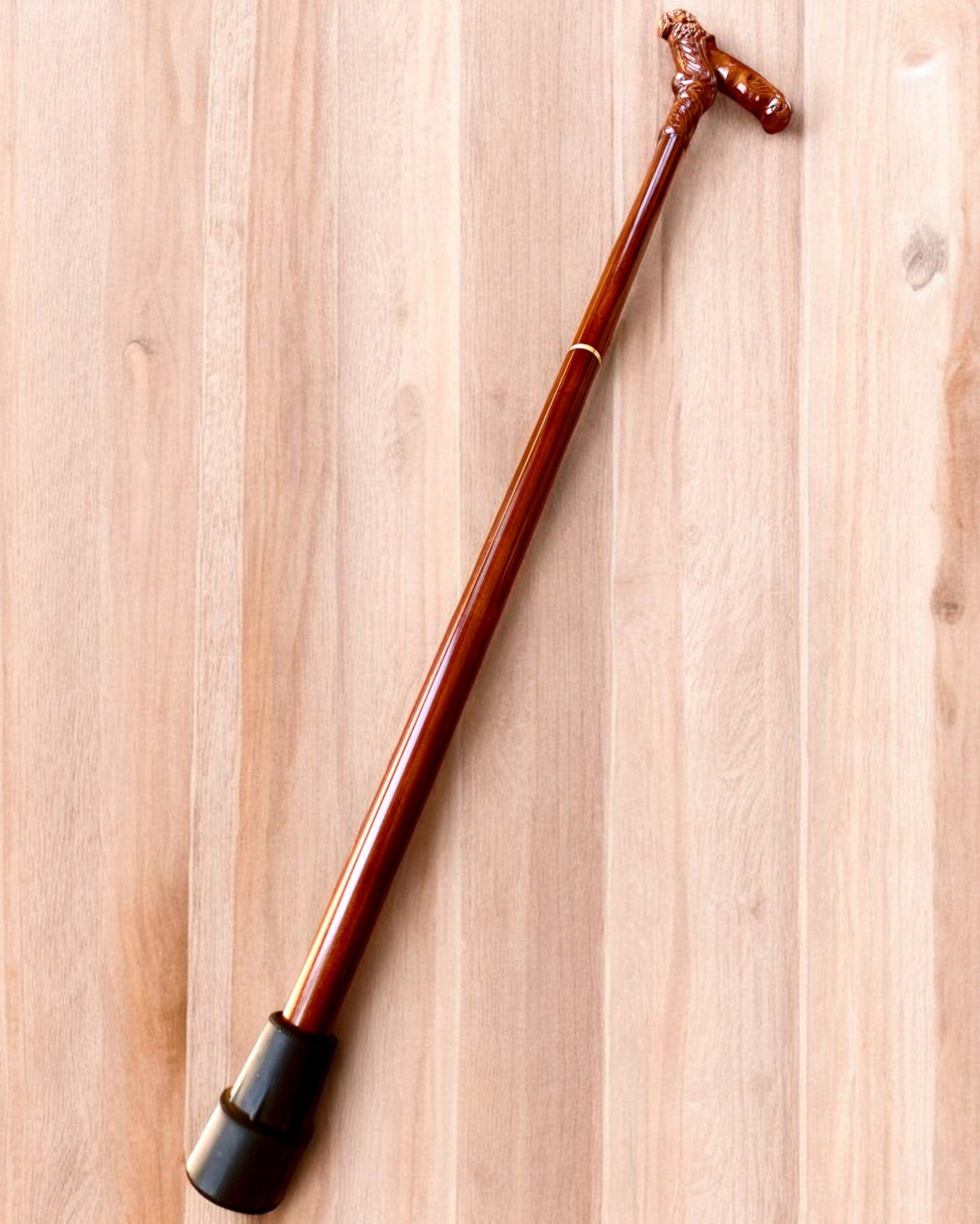 Baston de plimbare 'Laska "Regele Junglei", din lemn, posibilitate de personalizare cu gravură