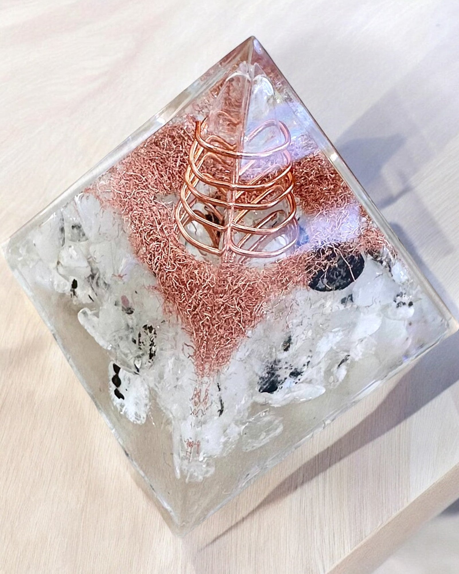 Piramida Energetică orgonit "Copper Harmony"