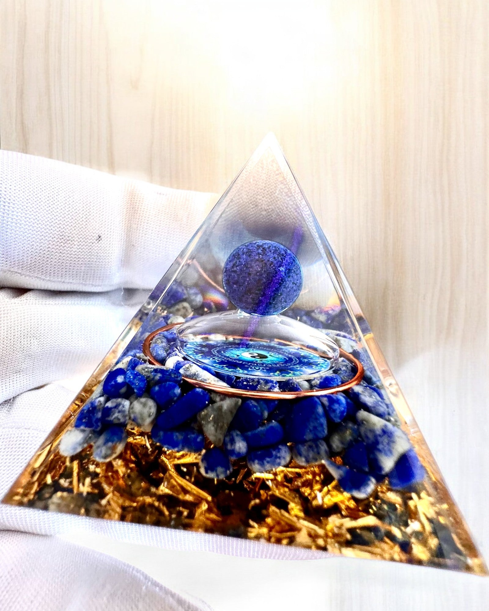 Piramidă Energetică orgonitică "Zenith" cu Lapis Lazuli, ideală pentru cadou