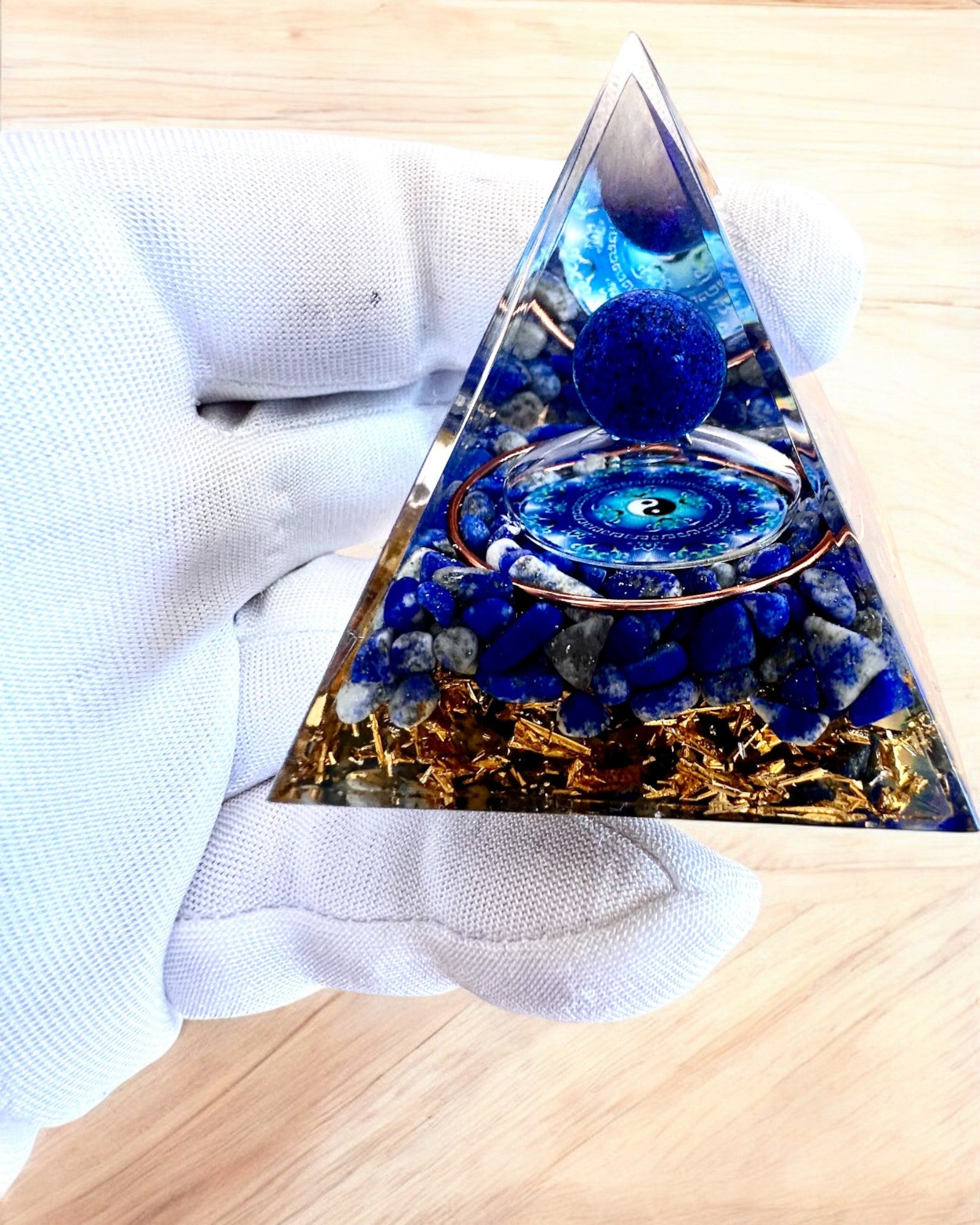 Piramidă Energetică orgonitică "Zenith" cu Lapis Lazuli, ideală pentru cadou