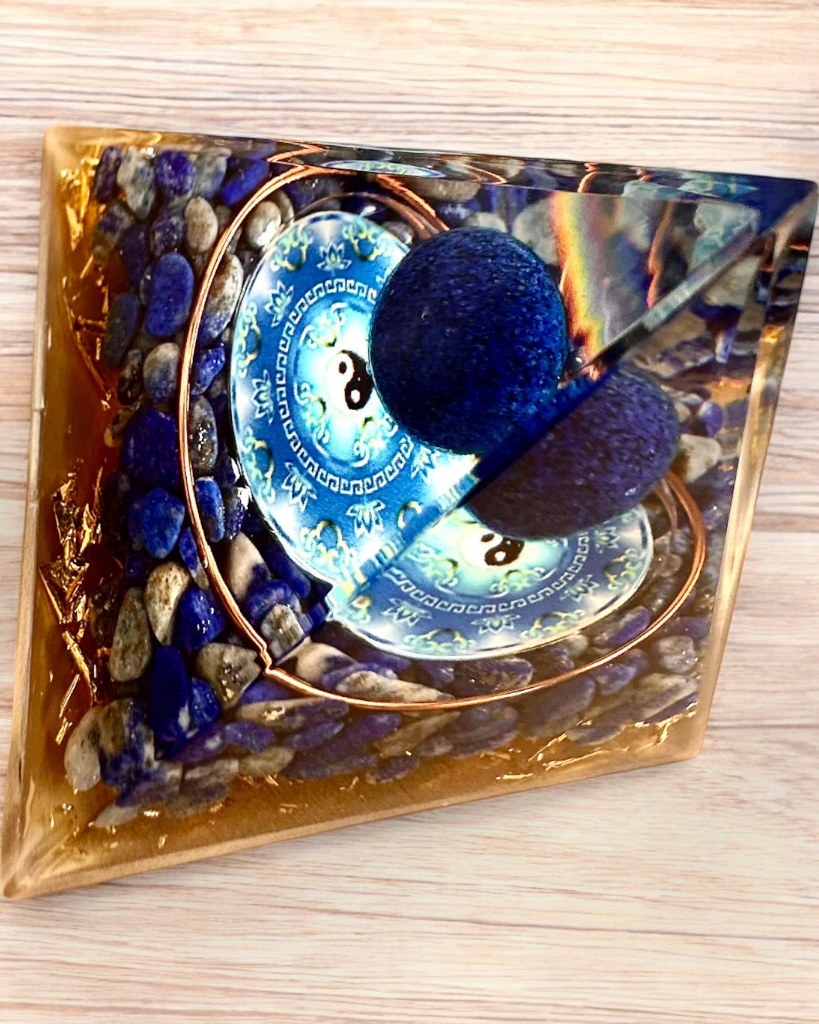 Piramidă Energetică orgonitică "Zenith" cu Lapis Lazuli, ideală pentru cadou