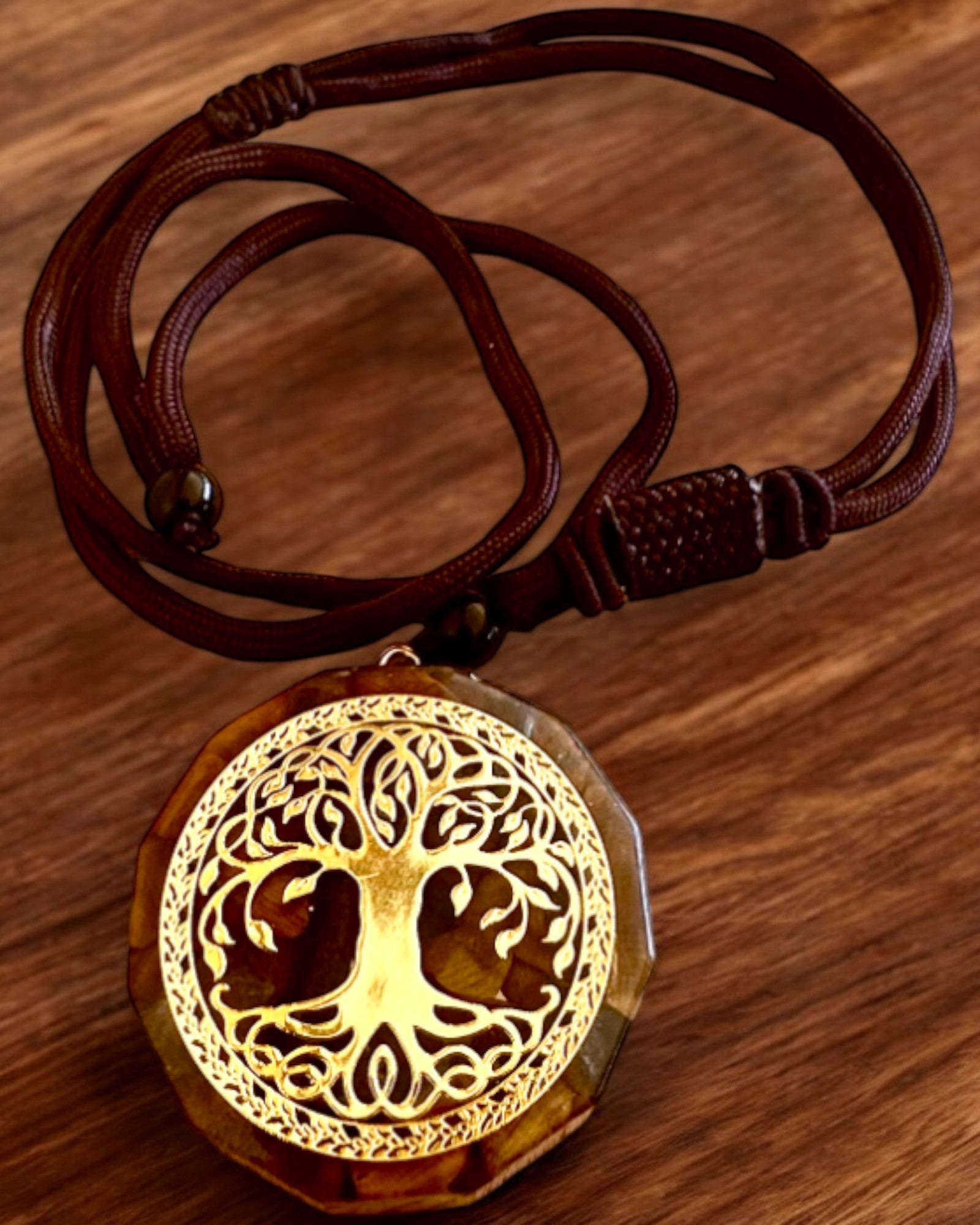 Amulet „Drzewo Życia” cu ochi de tigru, colier cadou cu personalizare gravată