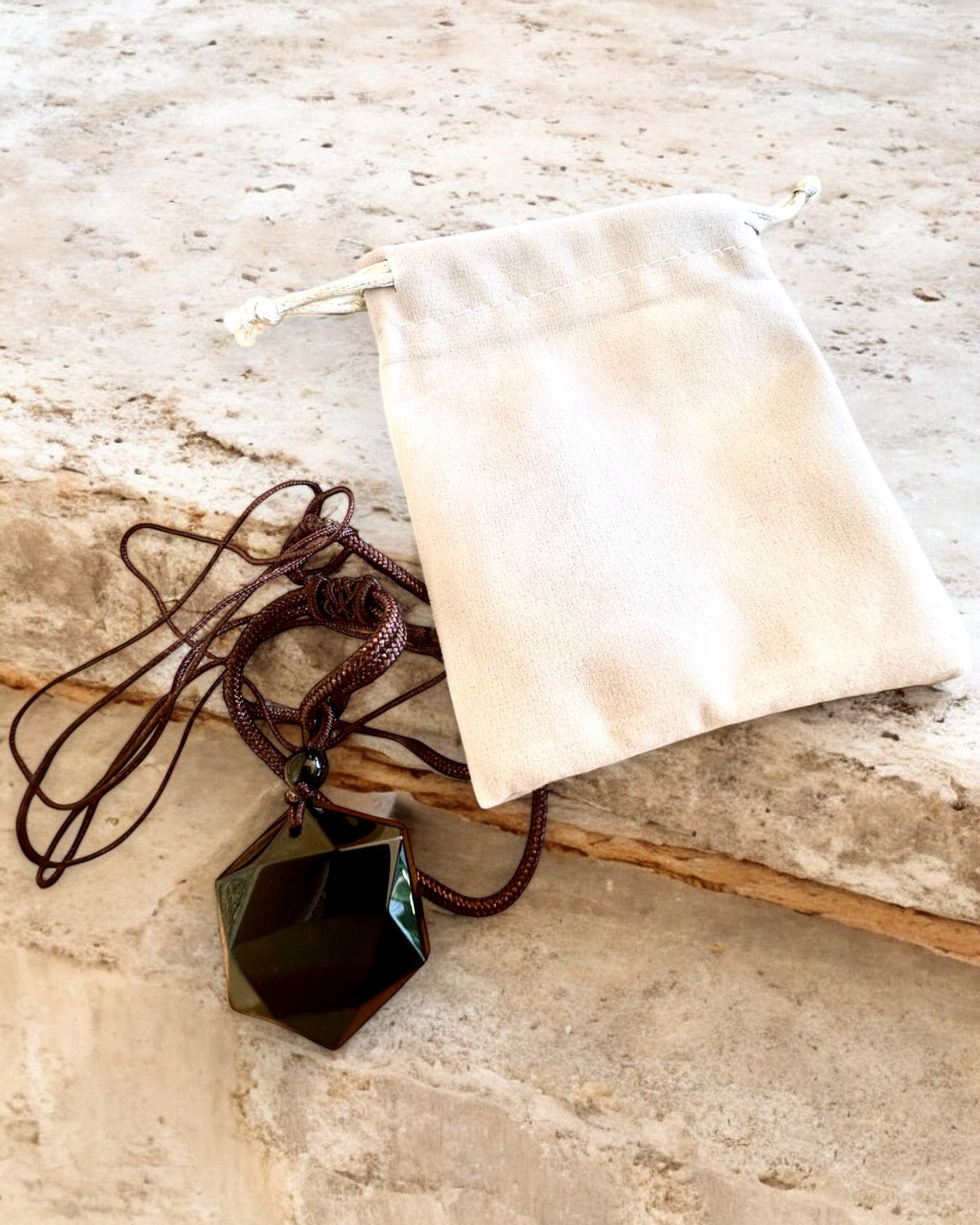 Amulet din obsidian negru „Steaua lui David”, posibilitate de personalizare cu gravură pentru cadou