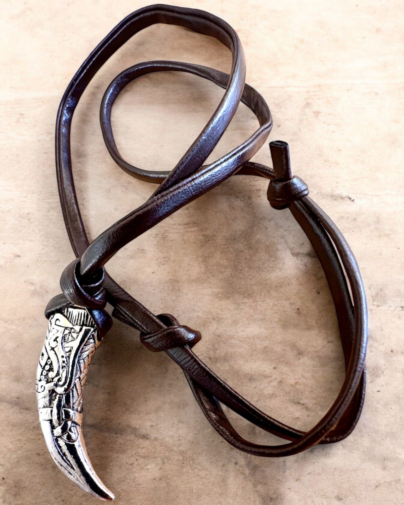 Colț de Lup din oțel inoxidabil – Amuletul Curajului, colier cu posibilitate de personalizare prin gravură pentru cadou