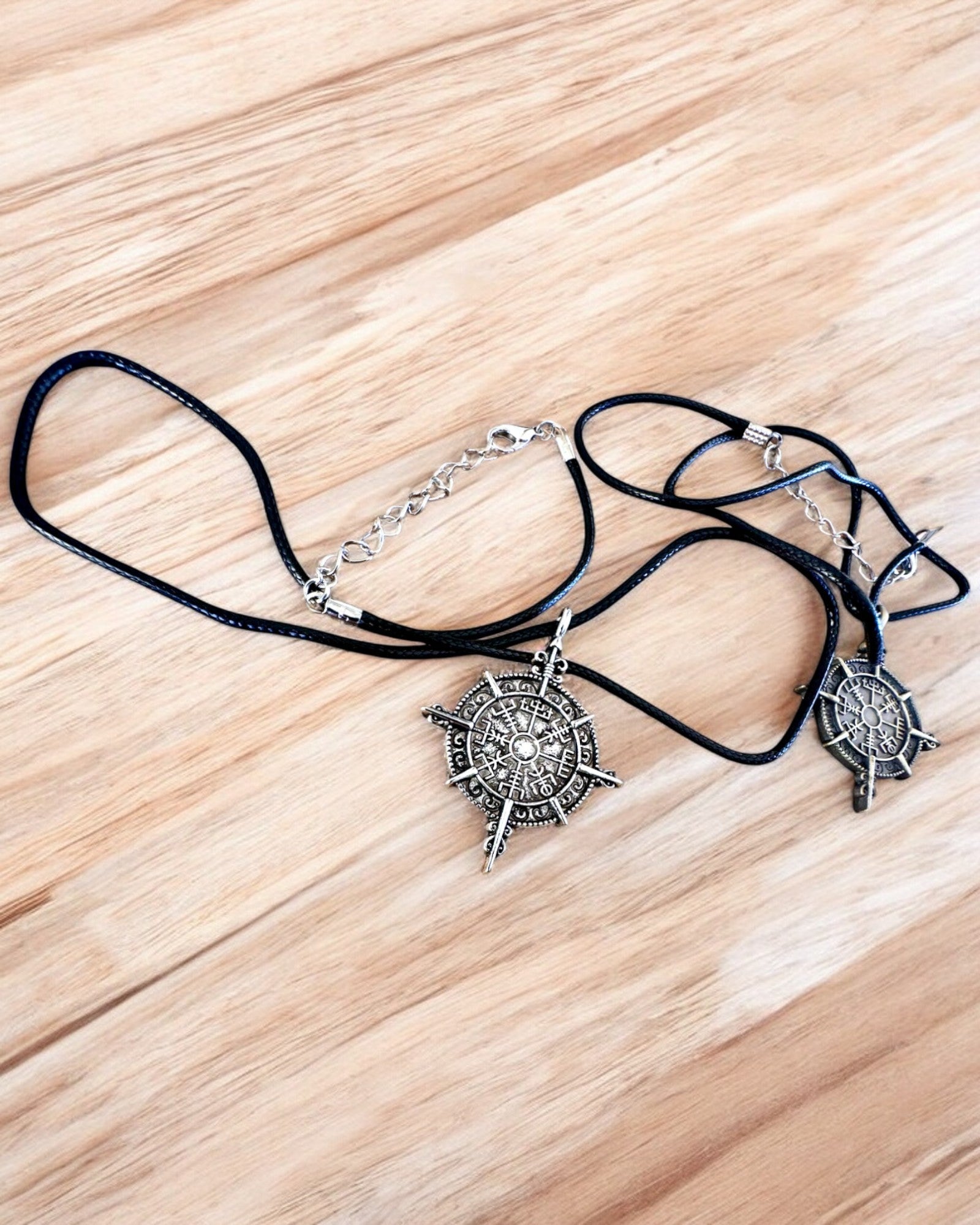 Amuletul Războinicului Nordului - Busola Vikingului, posibilitate de personalizare cu gravură pentru cadou, 2 variante la alegere