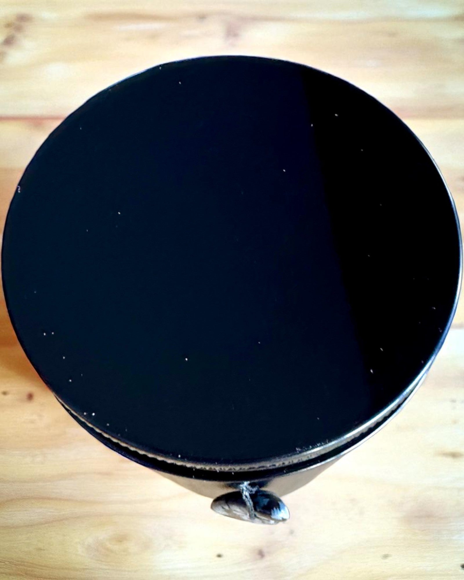 Lumânare din soia pentru intenții 250 ml cu piatră naturală – alege-ți energia: Citrin sau Granat, personalizare cu gravură pentru cadou