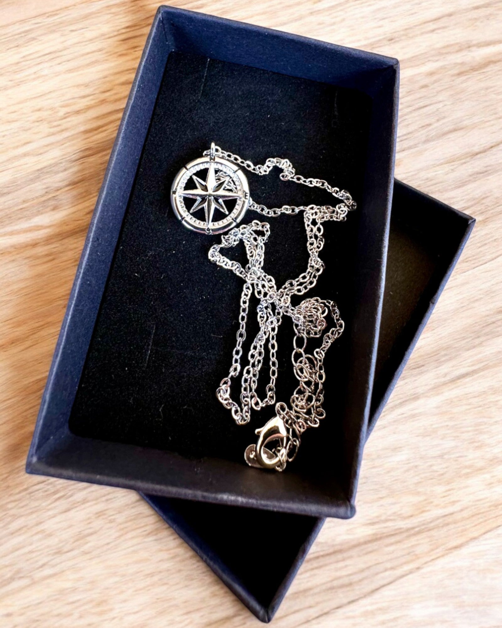 Colier de argint cu simbol mic - Busola „Călătorului”, posibilitate de personalizare cu gravură pentru cadou