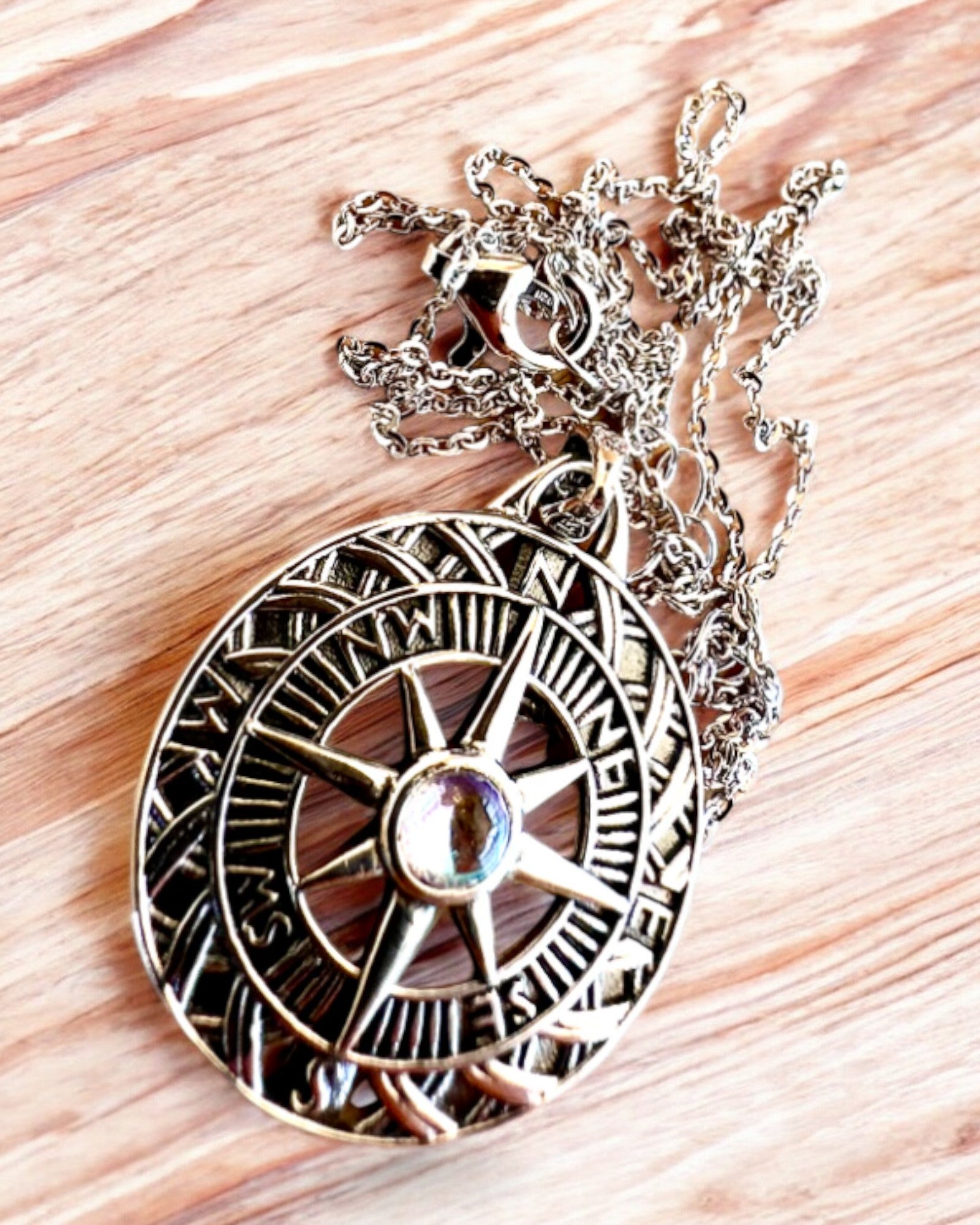 Amuletul Călătoriei Astrale – Colier de Argint cu Gravură, personalizare pentru cadou